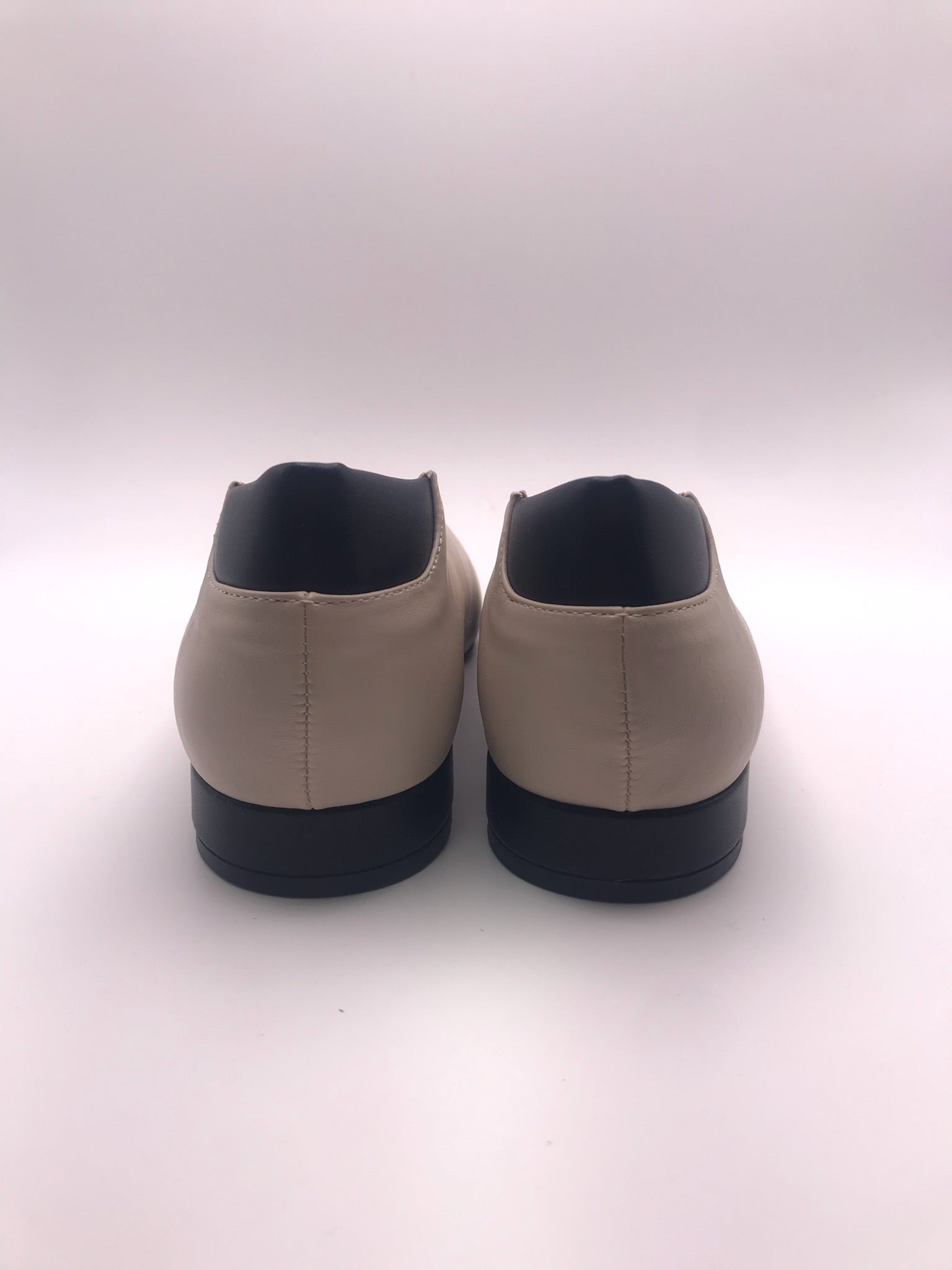 Sapatos Buonarotti de Mulher Bicolores Beges e Pretos; Sabrinas Elegantes com Biqueira Fina; Calçado de Senhora Clássico Casual; Sapatos de Salto Baixo Confortáveis Moda Portugal