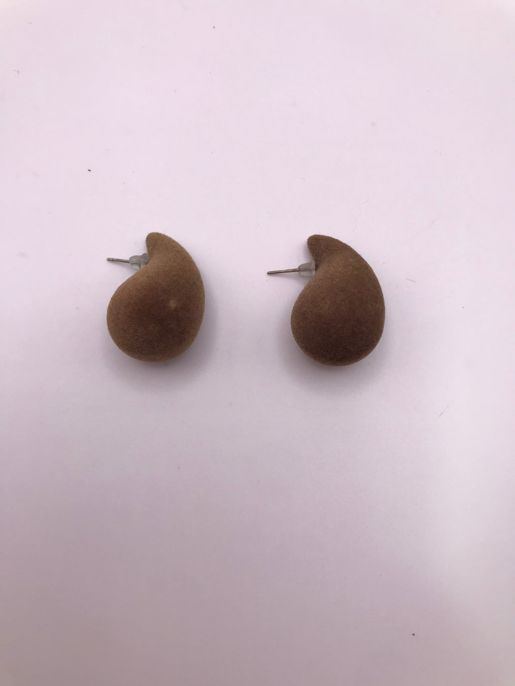 BRINCO CASTANHO VELUDO GOTA