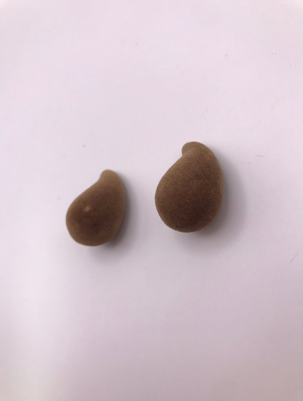 BRINCO CASTANHO VELUDO GOTA