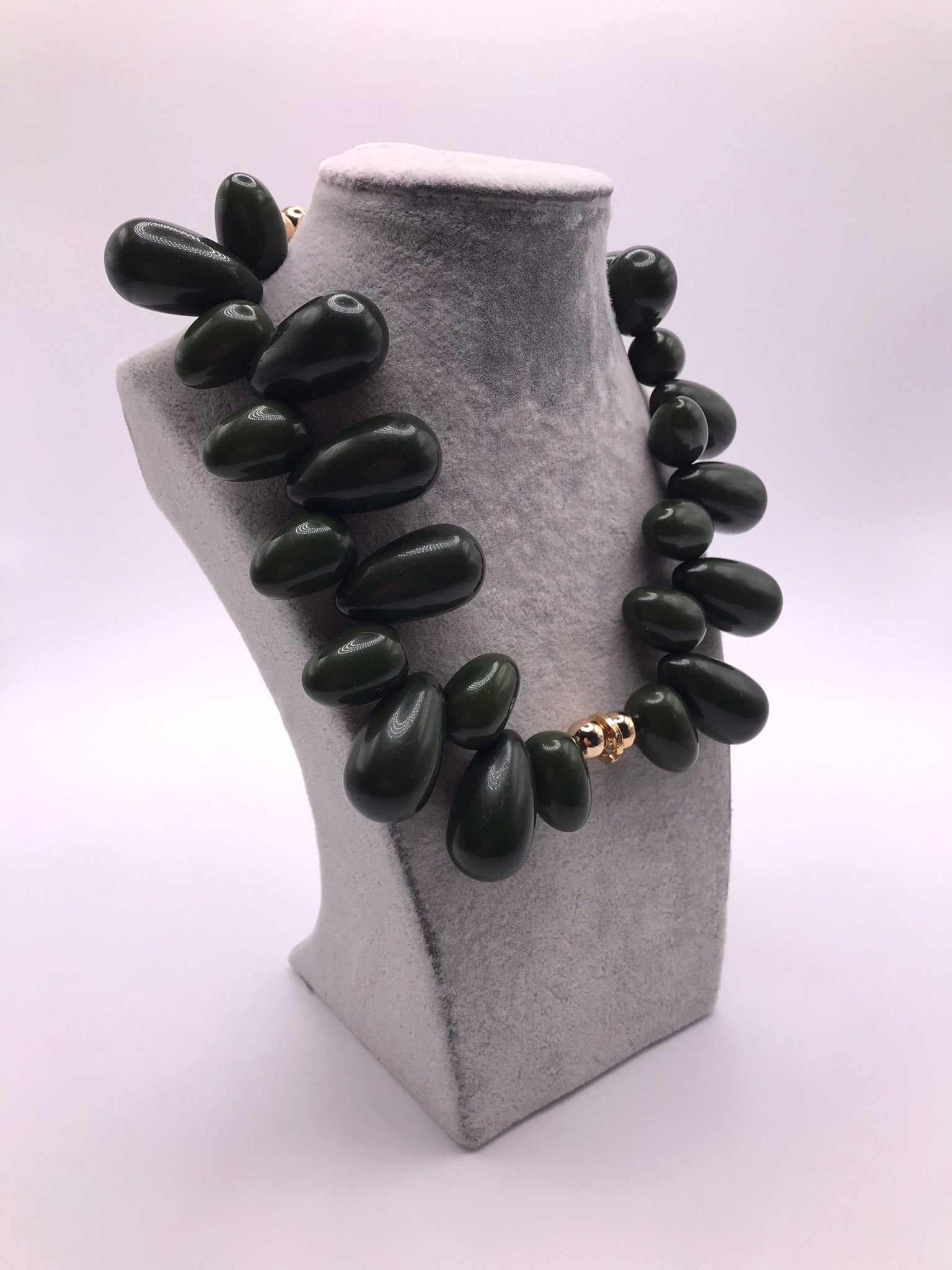 Colar Pedras Grandes Verde Escuro Gargantilha Moderna Ajustável Acabamento Dourado Bijuteria Feminina de Luxo Acessório Elegante para Festas
