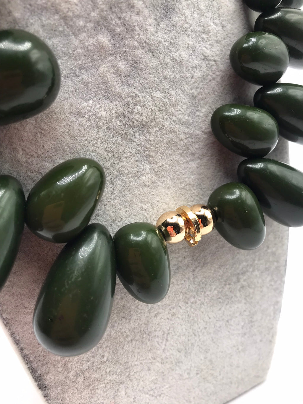 Colar Pedras Grandes Verde Escuro Gargantilha Moderna Ajustável Acabamento Dourado Bijuteria Feminina de Luxo Acessório Elegante para Festas