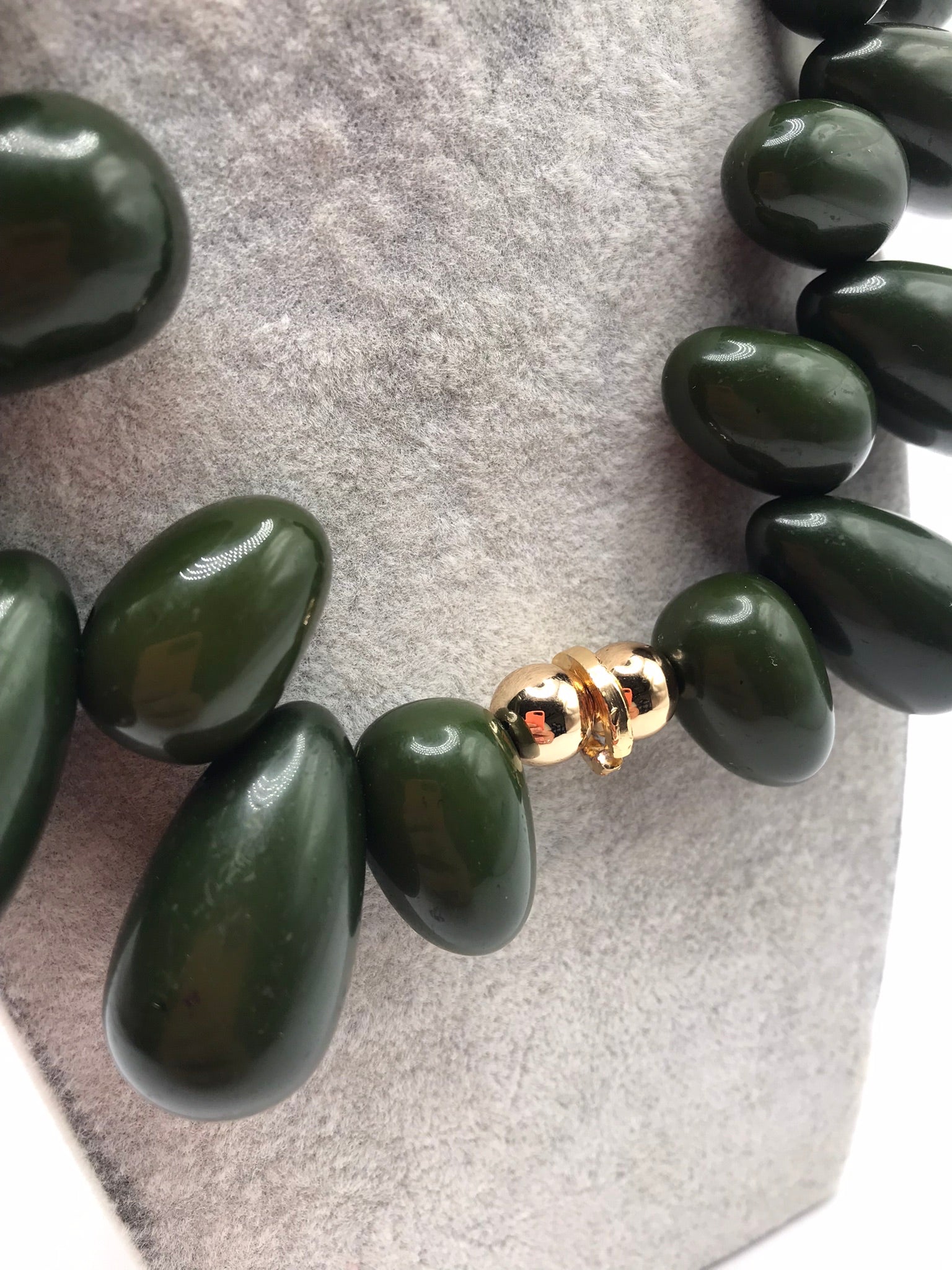 Colar Pedras Grandes Verde Escuro Gargantilha Moderna Ajustável Acabamento Dourado Bijuteria Feminina de Luxo Acessório Elegante para Festas