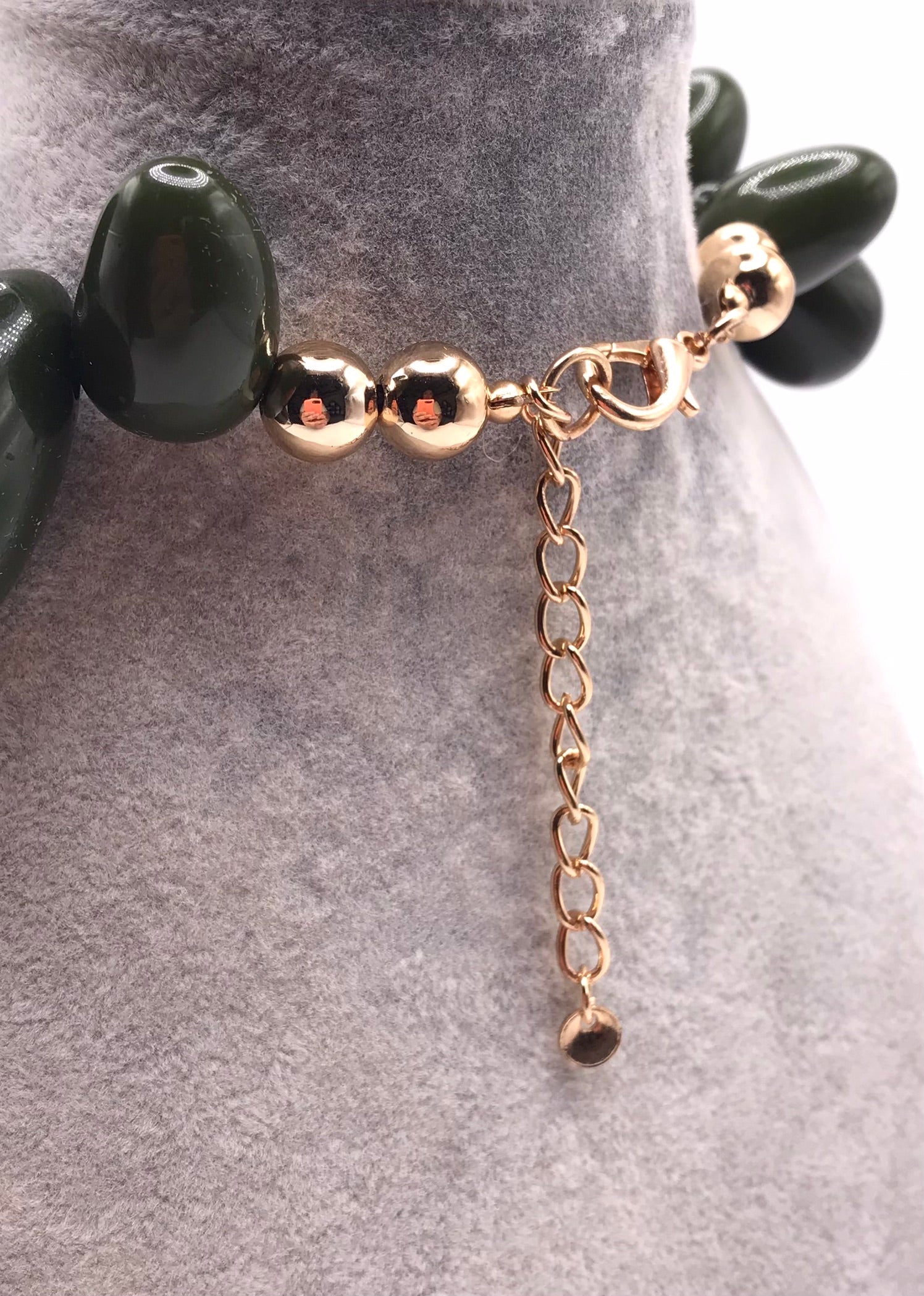 Colar Pedras Grandes Verde Escuro Gargantilha Moderna Ajustável Acabamento Dourado Bijuteria Feminina de Luxo Acessório Elegante para Festas
