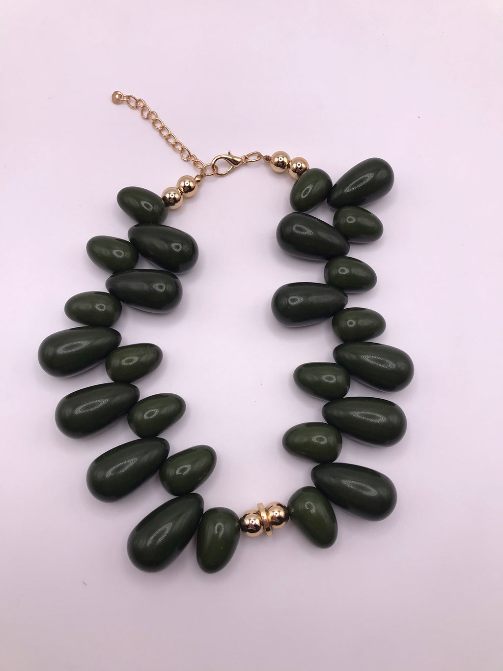 Colar Pedras Grandes Verde Escuro Gargantilha Moderna Ajustável Acabamento Dourado Bijuteria Feminina de Luxo Acessório Elegante para Festas