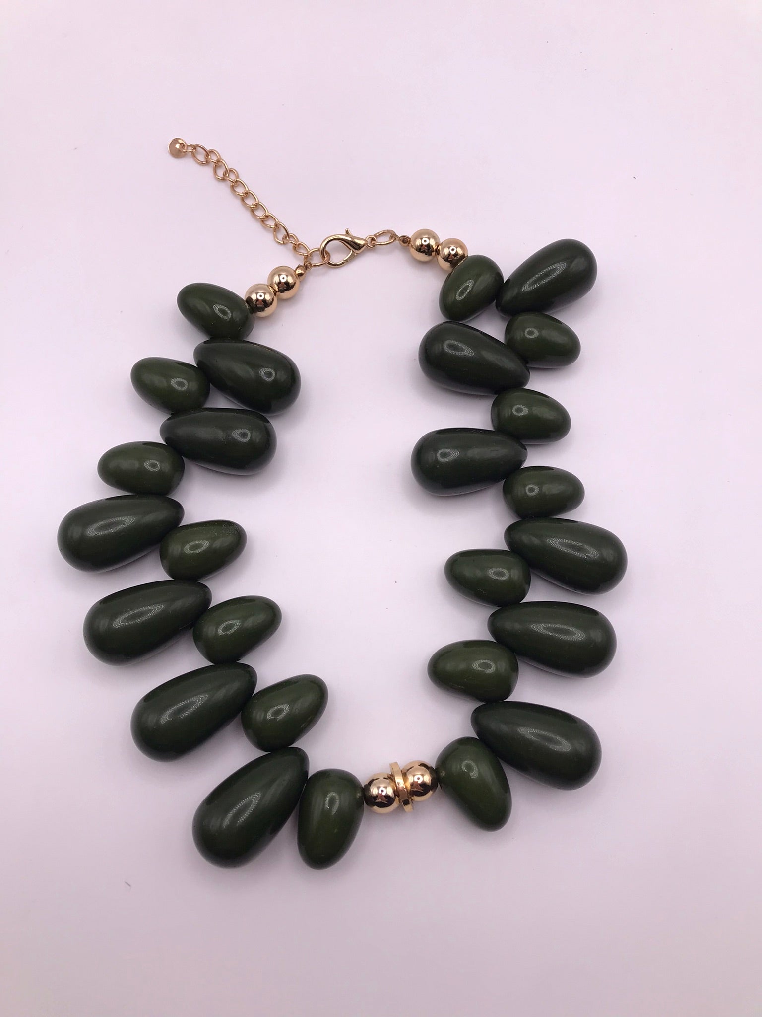 Colar Pedras Grandes Verde Escuro Gargantilha Moderna Ajustável Acabamento Dourado Bijuteria Feminina de Luxo Acessório Elegante para Festas