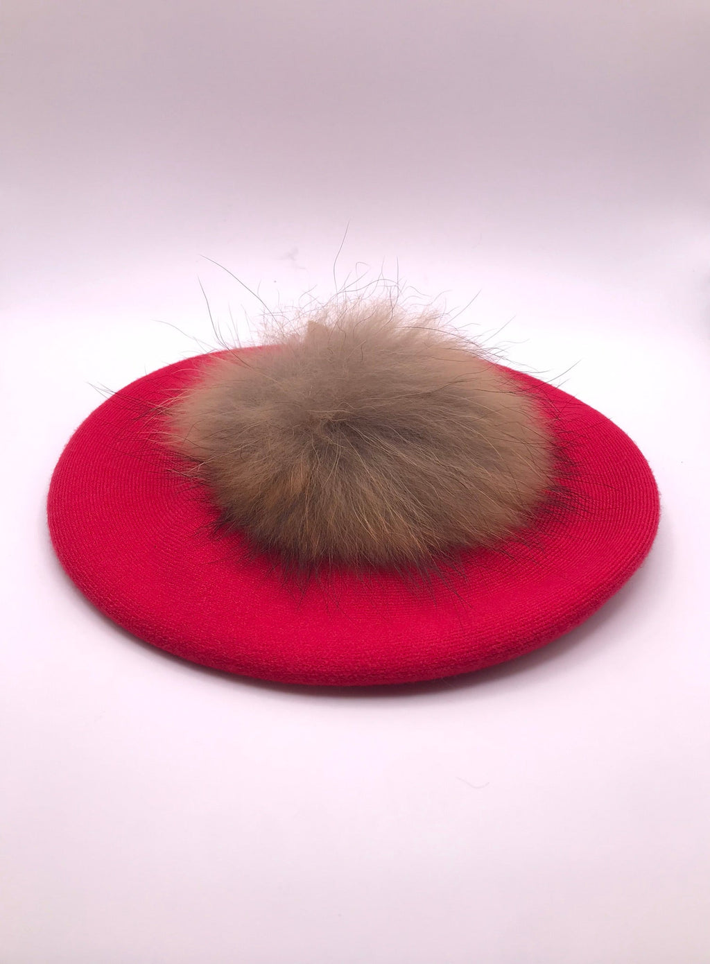 BOINA VERMELHO POMPOM PELO CASTANHO