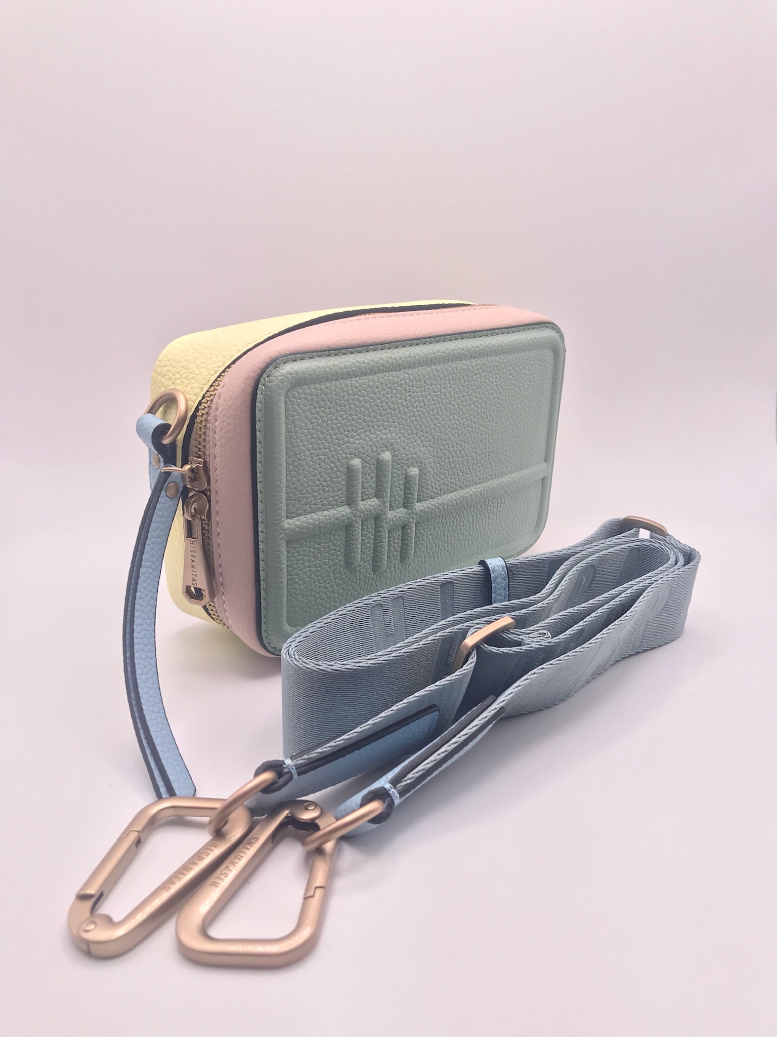 BOLSA CLUTCH HISPANITAS VERDE AZUL AMARELO ROSA TONS PASTEIS ECO PELE LOGO ALTO RELEVO ALÇA REMOVÍVEL AJUSTÁVEL MALA