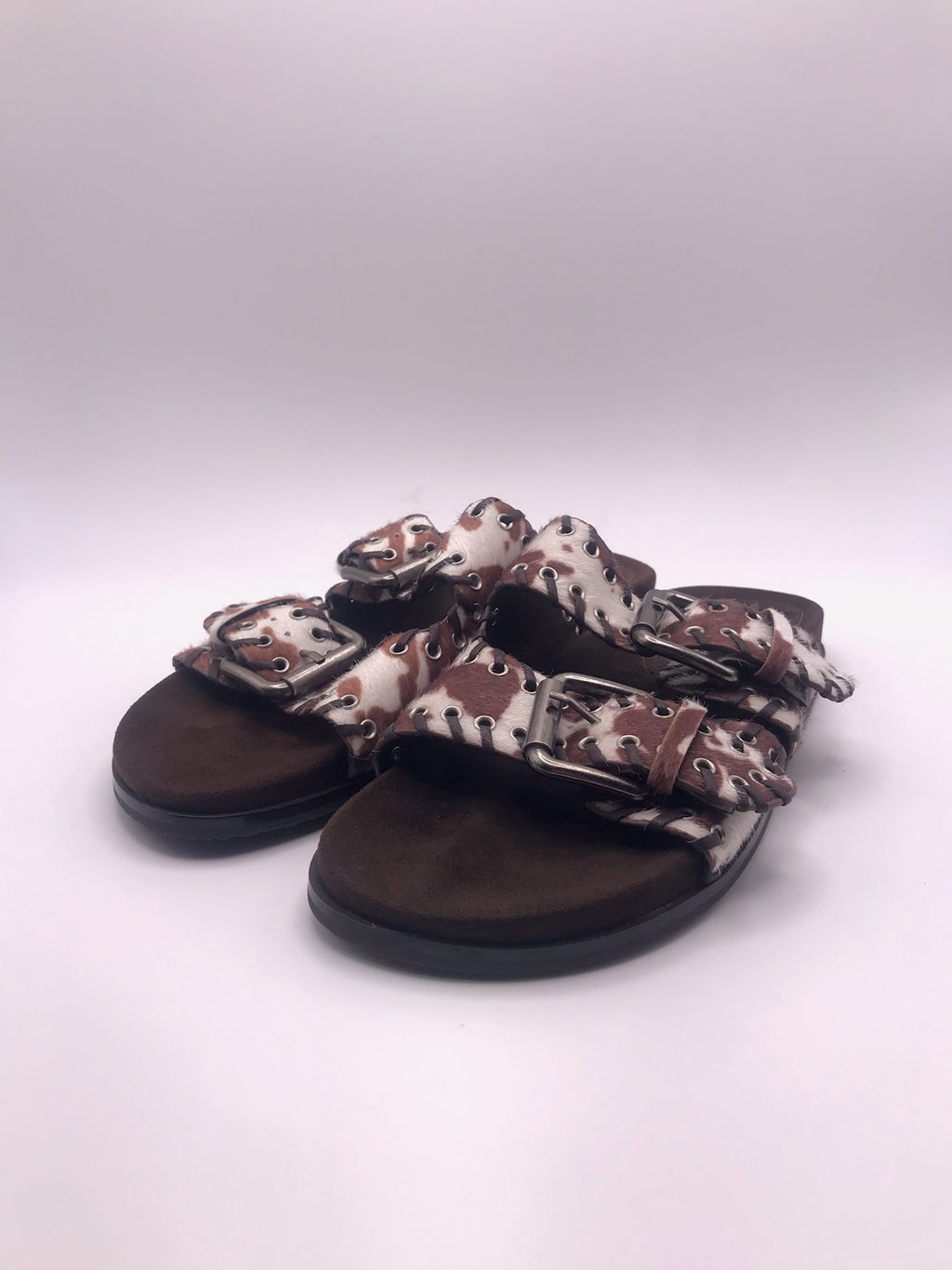 CHINELO SANDÁLIA CORINA VACA CAFE CASTANHO ESCURO ARGOLAS ANIMAL PRINT FIVELA CAMURÇA FIVELA PRATA