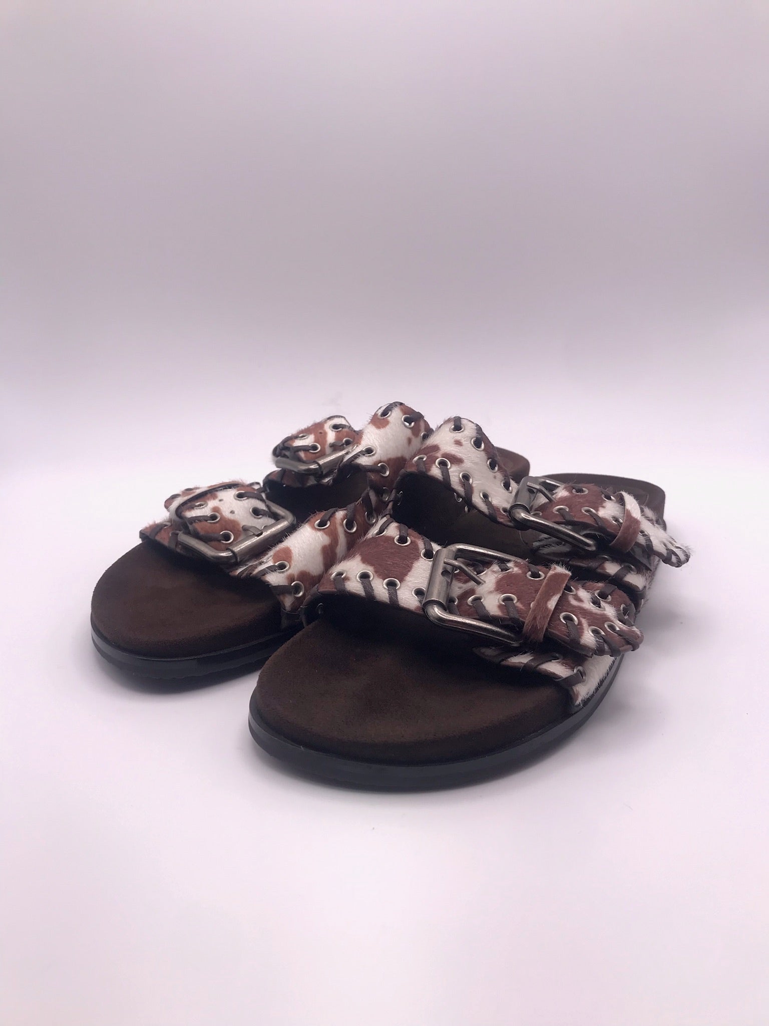 CHINELO SANDÁLIA CORINA VACA CAFE CASTANHO ESCURO ARGOLAS ANIMAL PRINT FIVELA CAMURÇA FIVELA PRATA