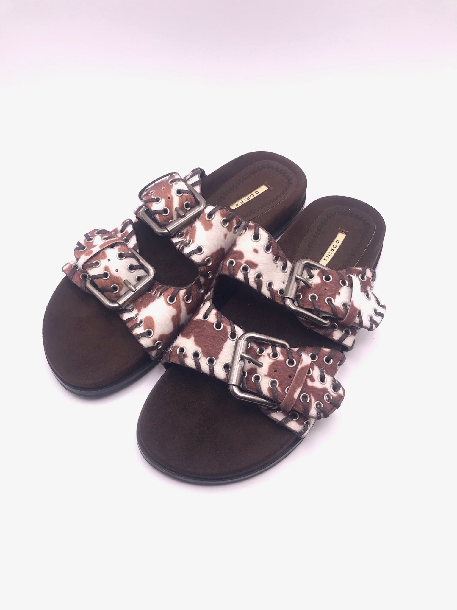 CHINELO SANDÁLIA CORINA VACA CAFE CASTANHO ESCURO ARGOLAS ANIMAL PRINT FIVELA CAMURÇA FIVELA PRATA