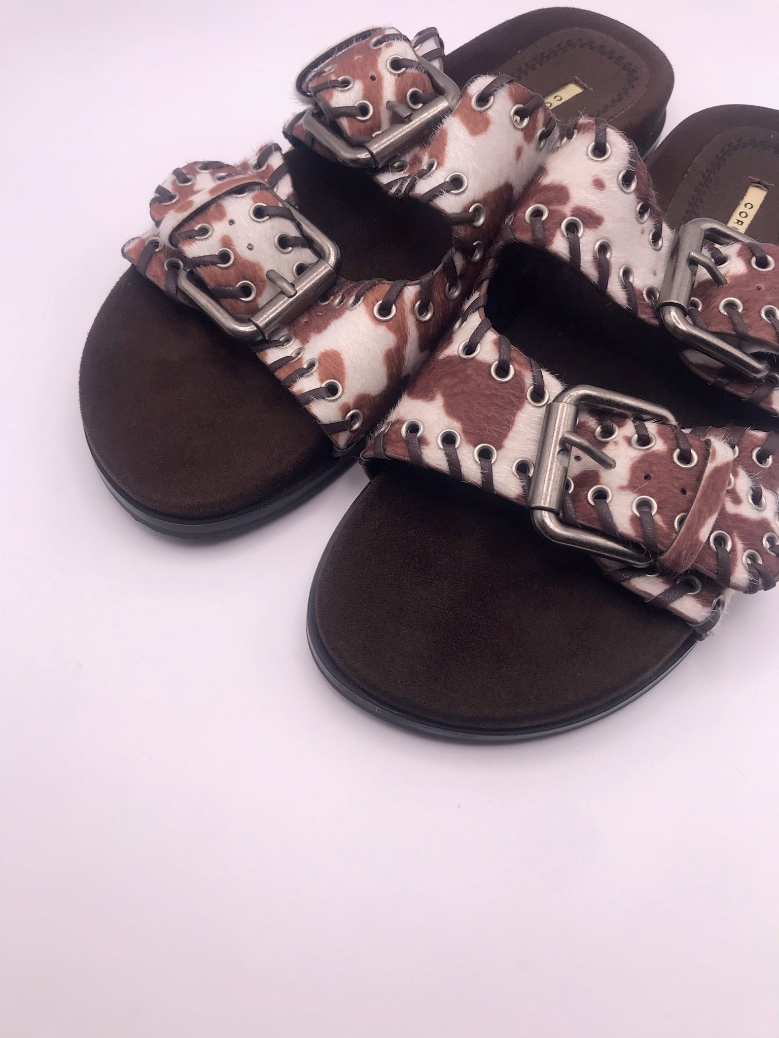 CHINELO SANDÁLIA CORINA VACA CAFE CASTANHO ESCURO ARGOLAS ANIMAL PRINT FIVELA CAMURÇA FIVELA PRATA