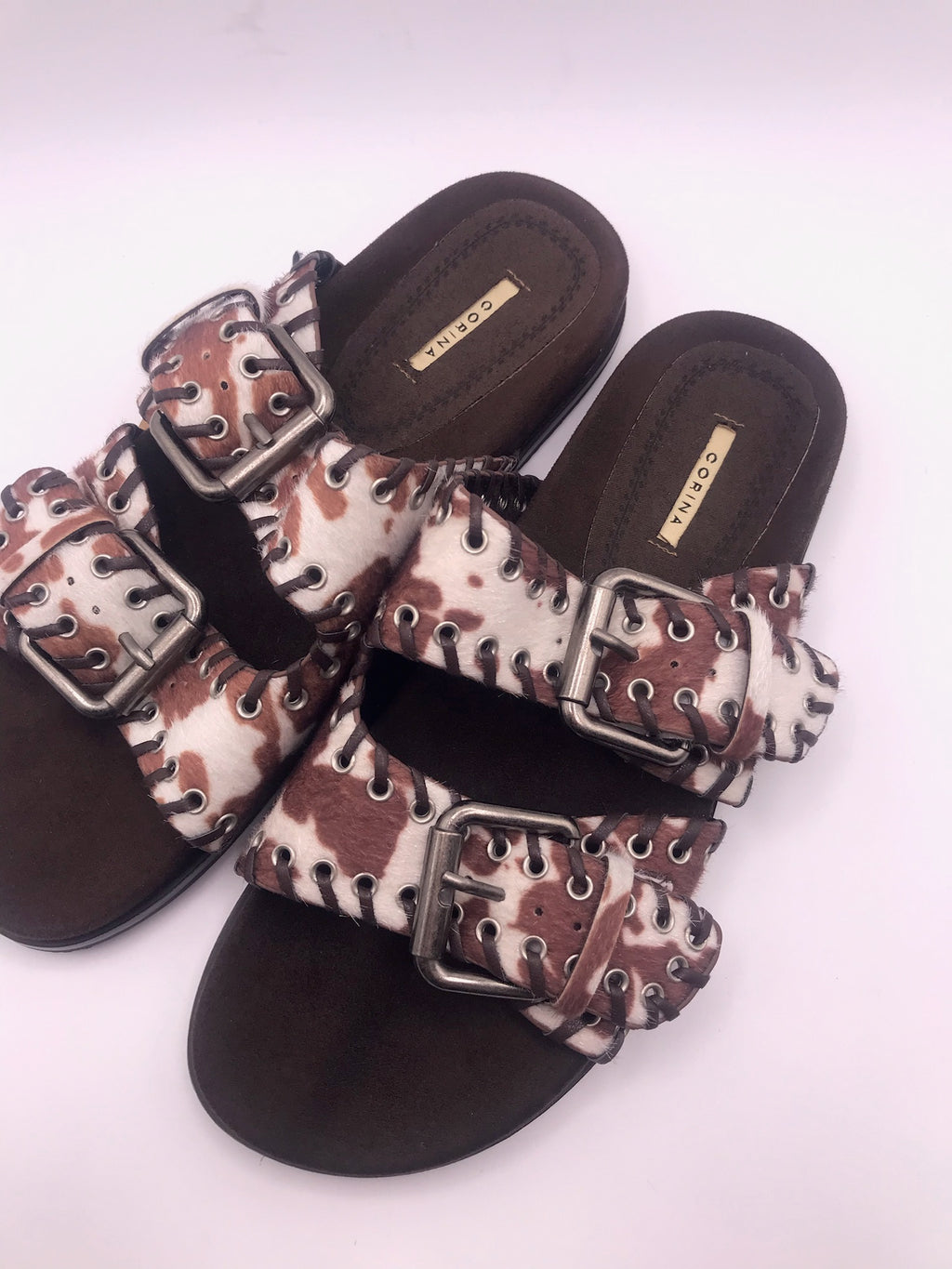 CHINELO SANDÁLIA CORINA VACA CAFE CASTANHO ESCURO ARGOLAS ANIMAL PRINT FIVELA CAMURÇA FIVELA PRATA