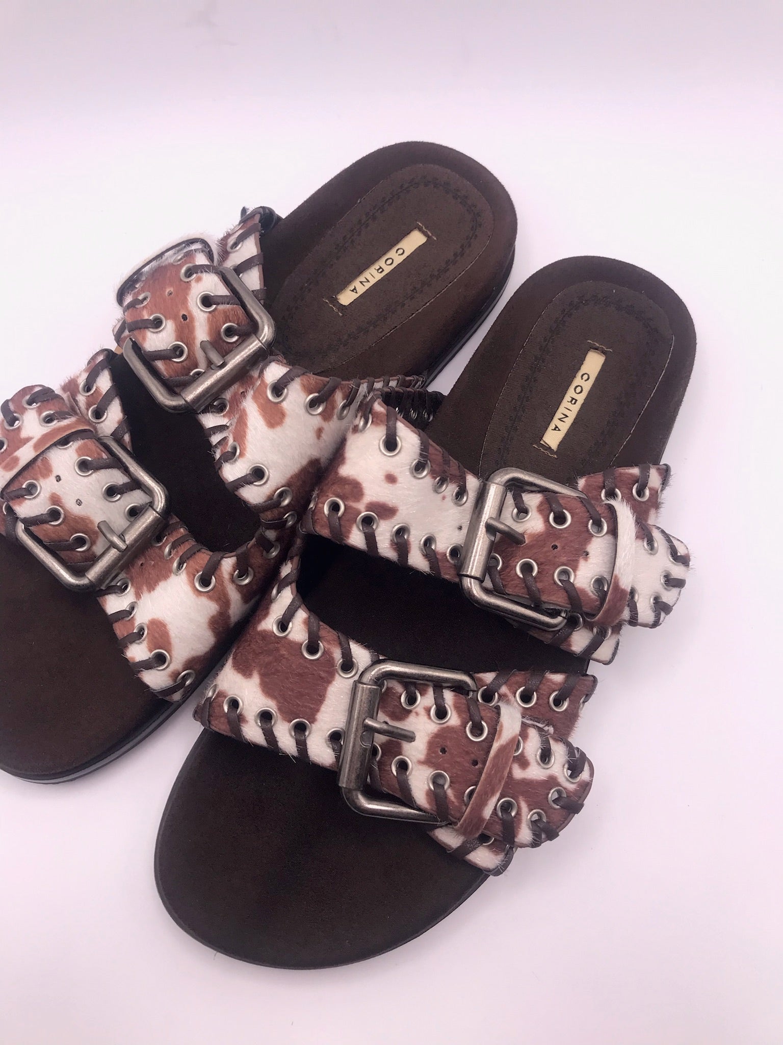 CHINELO SANDÁLIA CORINA VACA CAFE CASTANHO ESCURO ARGOLAS ANIMAL PRINT FIVELA CAMURÇA FIVELA PRATA