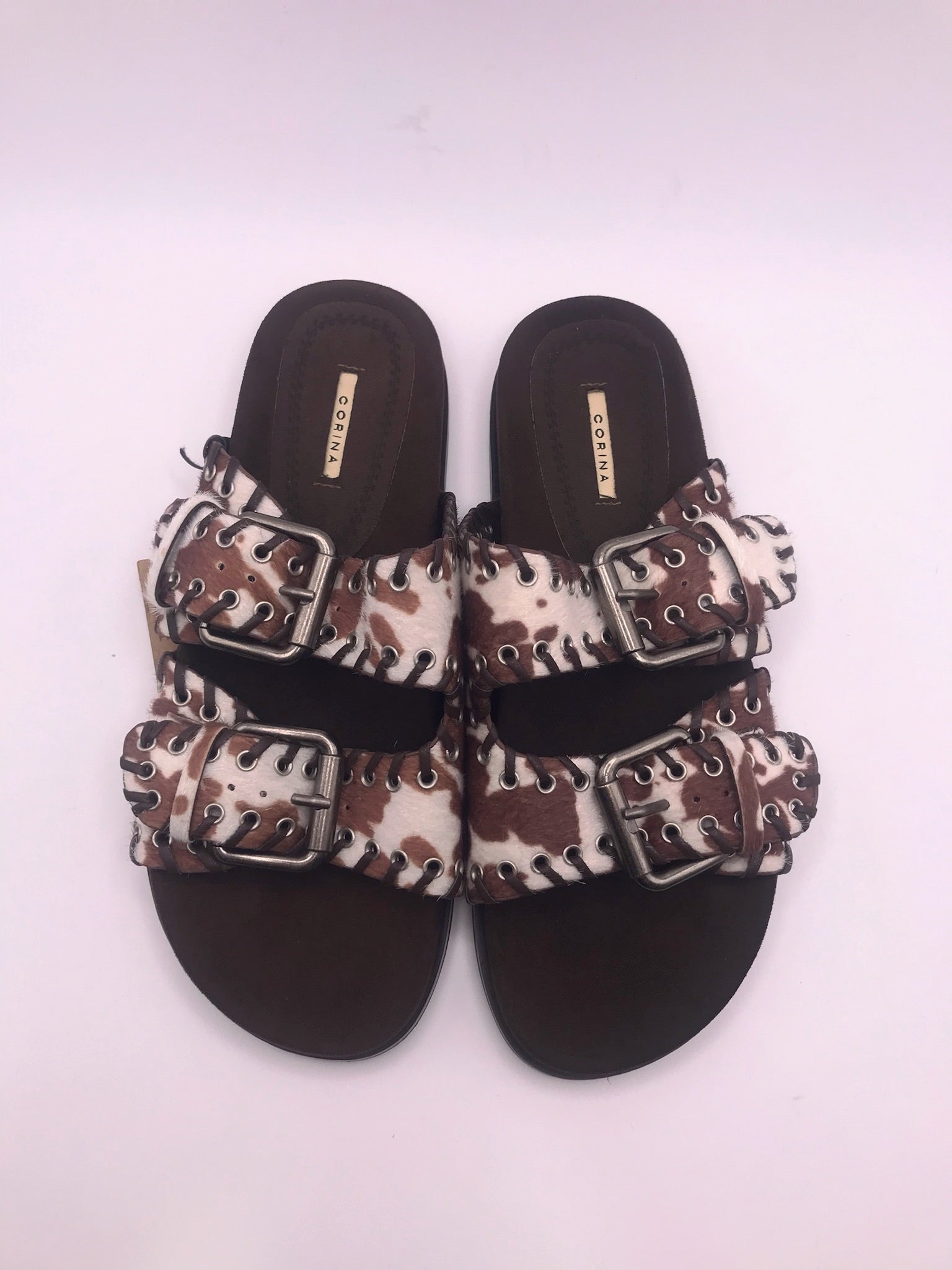 CHINELO SANDÁLIA CORINA VACA CAFE CASTANHO ESCURO ARGOLAS ANIMAL PRINT FIVELA CAMURÇA FIVELA PRATA