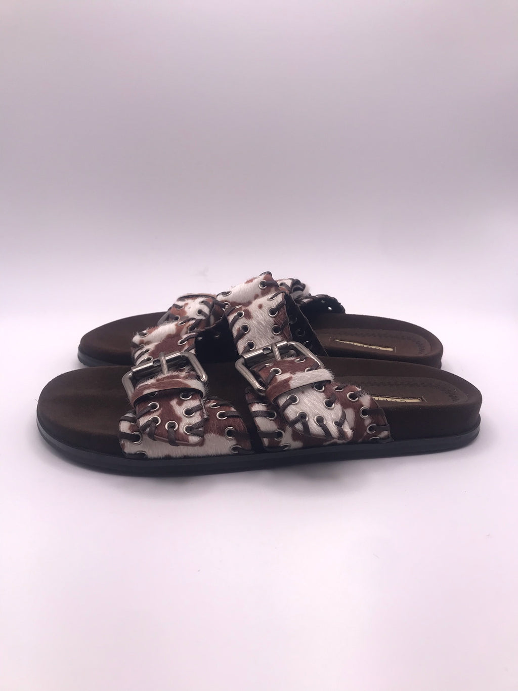 CHINELO SANDÁLIA CORINA VACA CAFE CASTANHO ESCURO ARGOLAS ANIMAL PRINT FIVELA CAMURÇA FIVELA PRATA
