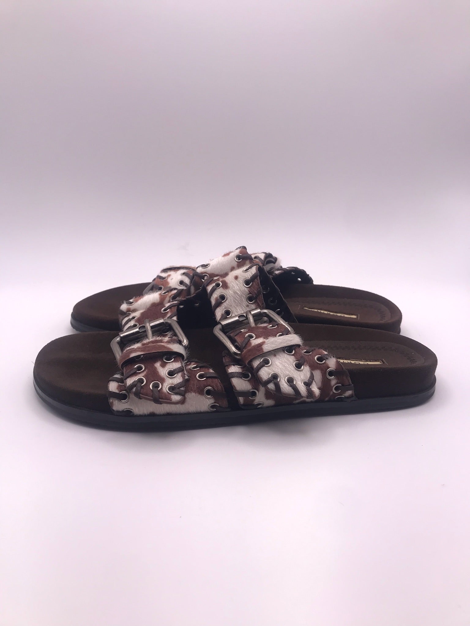 CHINELO SANDÁLIA CORINA VACA CAFE CASTANHO ESCURO ARGOLAS ANIMAL PRINT FIVELA CAMURÇA FIVELA PRATA
