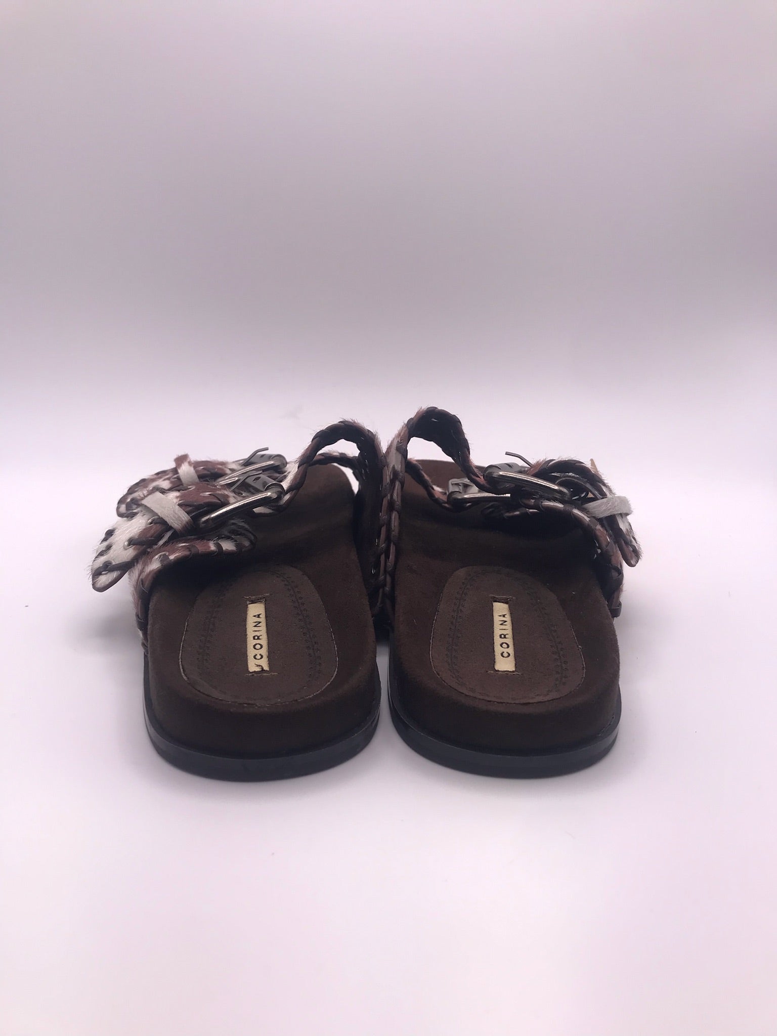 CHINELO SANDÁLIA CORINA VACA CAFE CASTANHO ESCURO ARGOLAS ANIMAL PRINT FIVELA CAMURÇA FIVELA PRATA