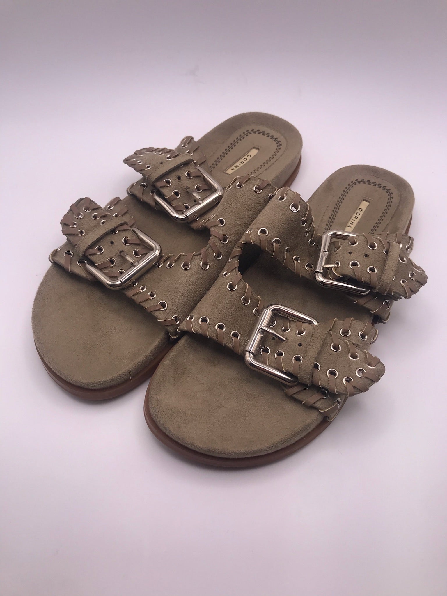 CHINELO SANDÁLIA CORINA BEGE TAUPE KHAKI ARGOLAS FIVELA CAMURÇA FIVELA PRATA