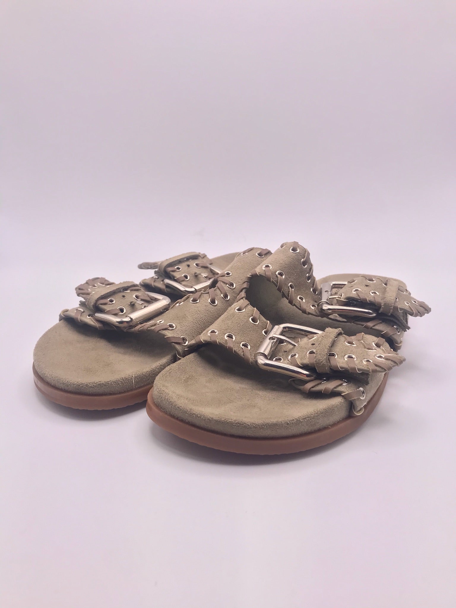CHINELO SANDÁLIA CORINA BEGE TAUPE KHAKI ARGOLAS FIVELA CAMURÇA FIVELA PRATA