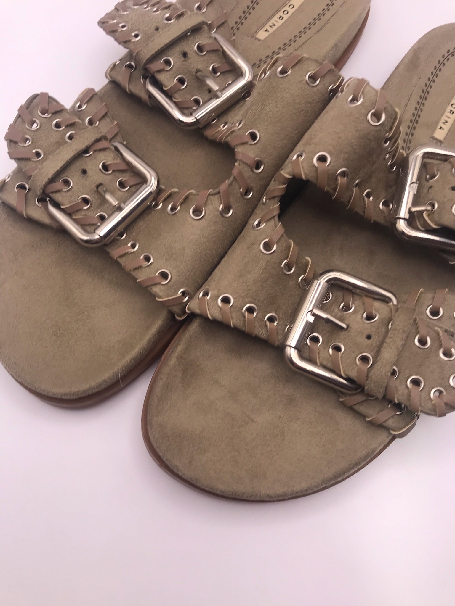 CHINELO SANDÁLIA CORINA BEGE TAUPE KHAKI ARGOLAS FIVELA CAMURÇA FIVELA PRATA