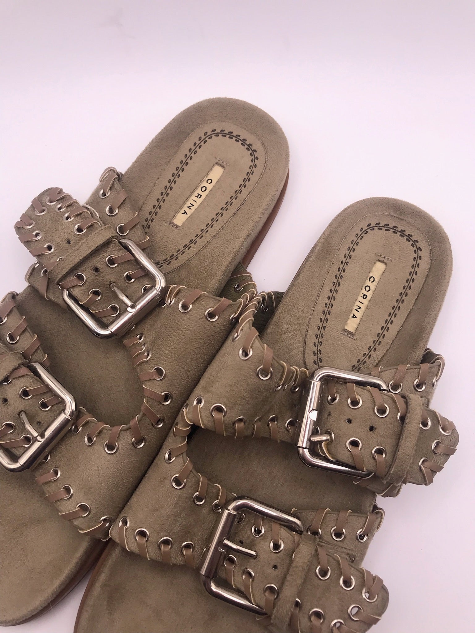 CHINELO SANDÁLIA CORINA BEGE TAUPE KHAKI ARGOLAS FIVELA CAMURÇA FIVELA PRATA