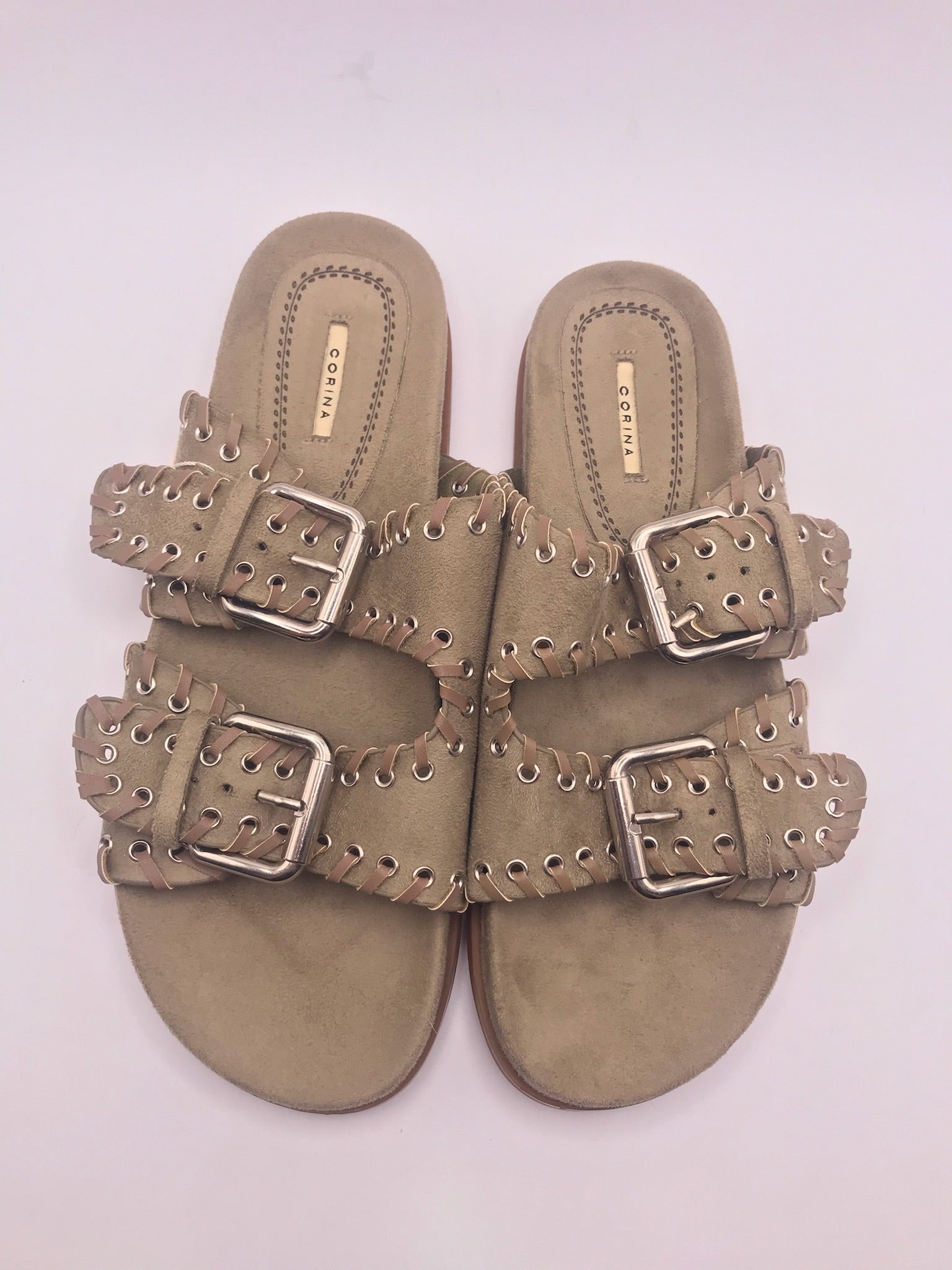 CHINELO SANDÁLIA CORINA BEGE TAUPE KHAKI ARGOLAS FIVELA CAMURÇA FIVELA PRATA