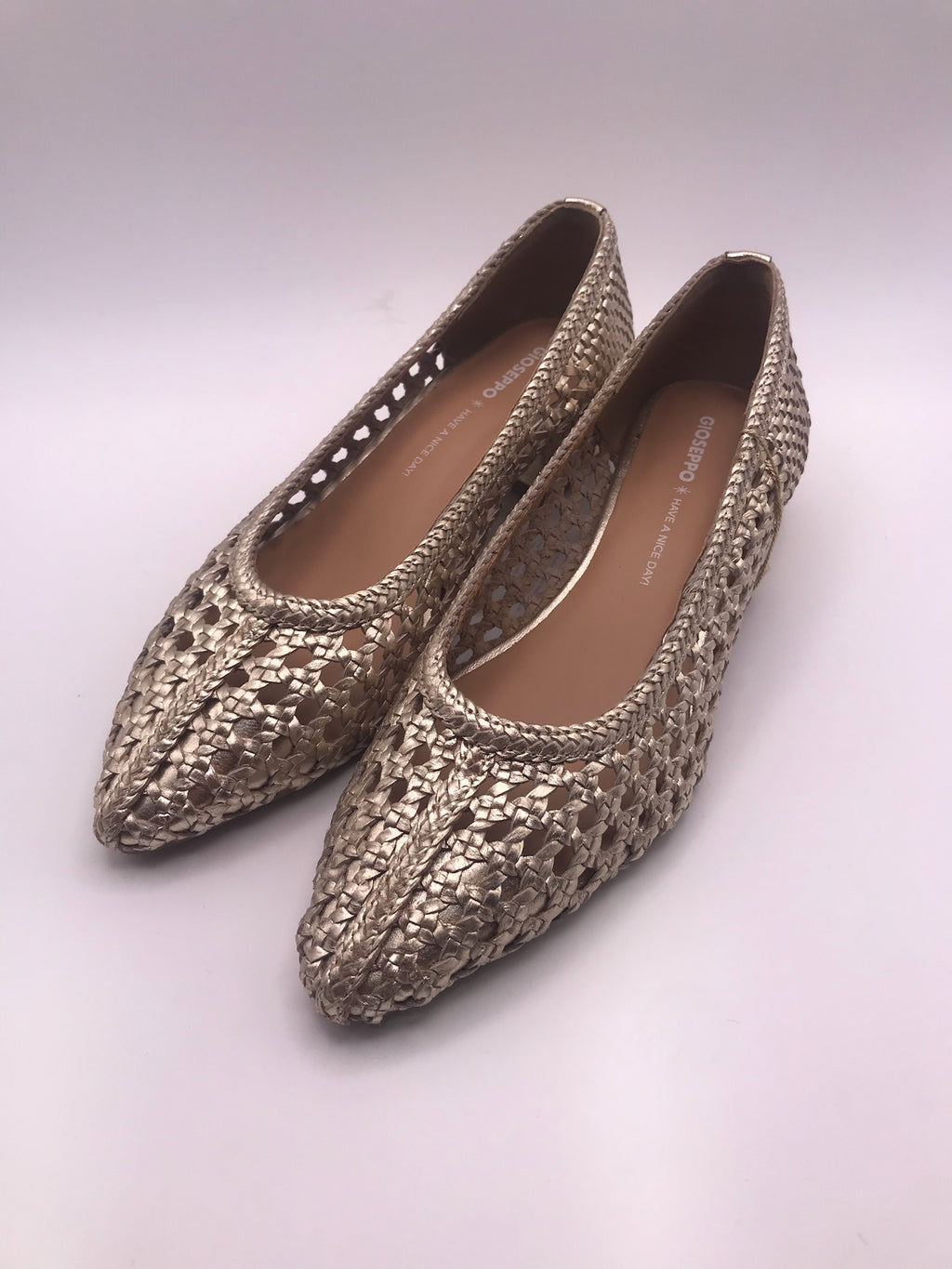 Sapatos de senhora Gioseppo em pele entrançada dourada, sapatos de salto baixo elegante, sabrinas pontiagudas respiráveis para festa e cerimónia, moda verão.