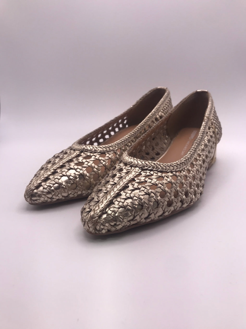 Sapatos de senhora Gioseppo em pele entrançada dourada, sapatos de salto baixo elegante, sabrinas pontiagudas respiráveis para festa e cerimónia, moda verão.