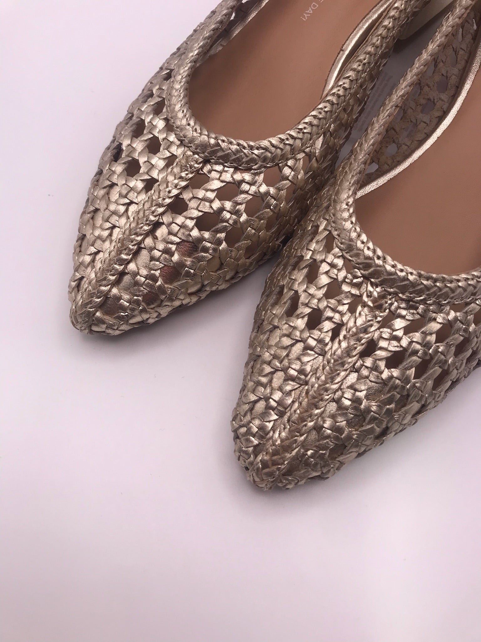 Sapatos de senhora Gioseppo em pele entrançada dourada, sapatos de salto baixo elegante, sabrinas pontiagudas respiráveis para festa e cerimónia, moda verão.