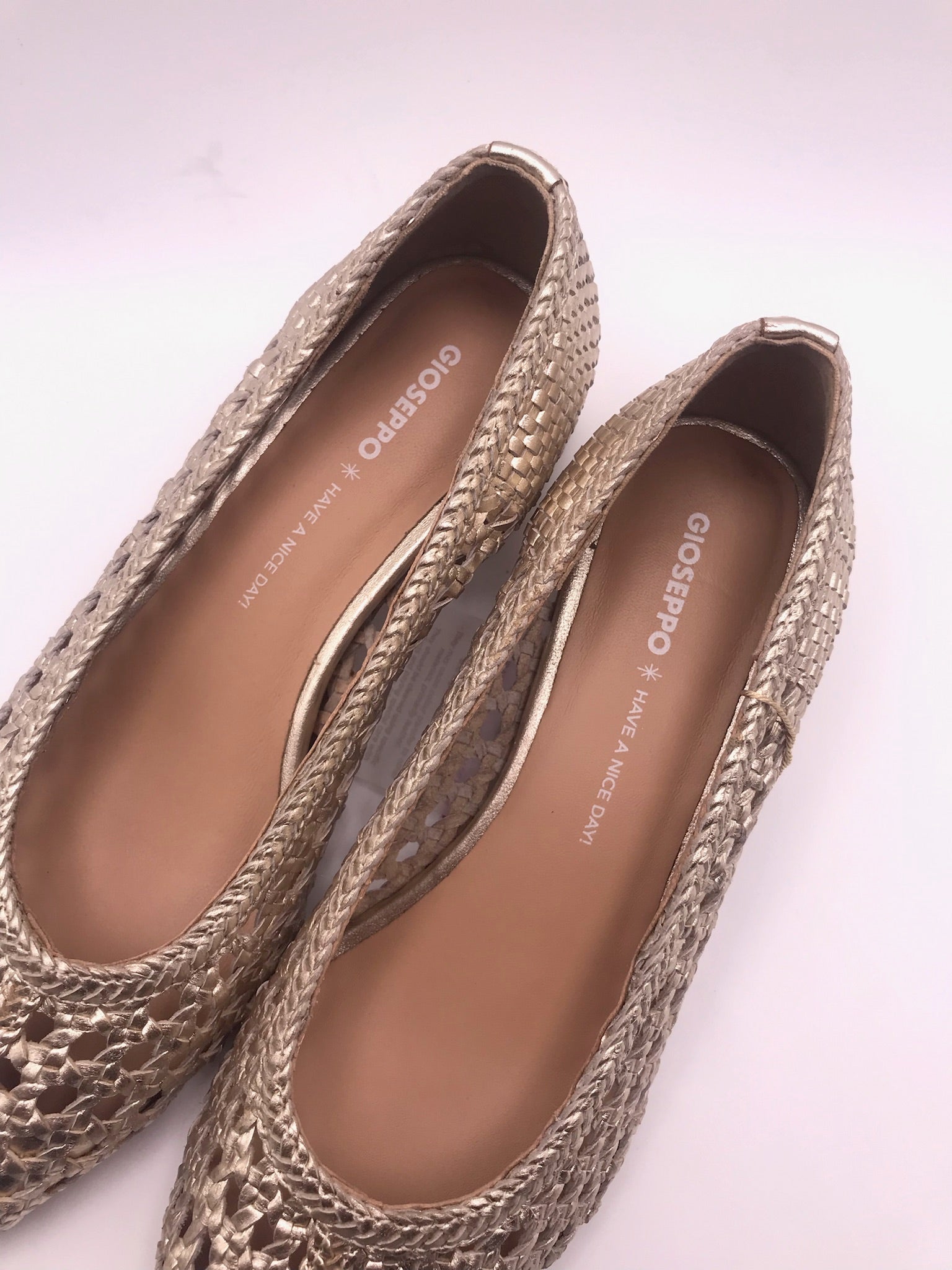 Sapatos de senhora Gioseppo em pele entrançada dourada, sapatos de salto baixo elegante, sabrinas pontiagudas respiráveis para festa e cerimónia, moda verão.