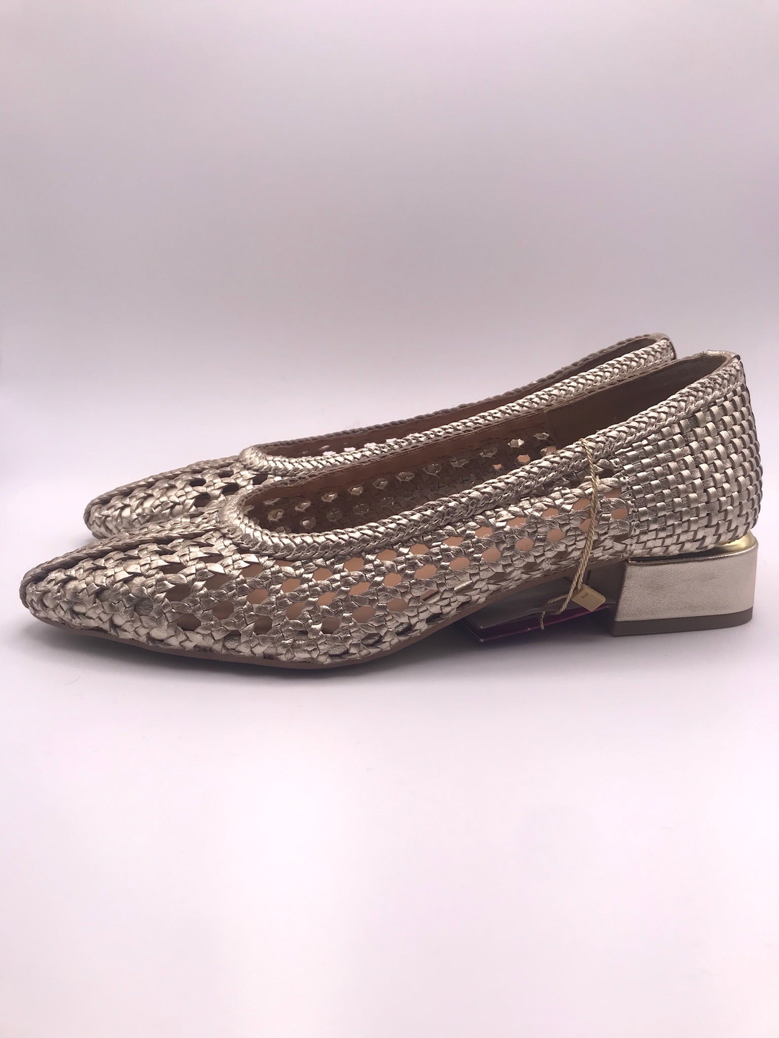Sapatos de senhora Gioseppo em pele entrançada dourada, sapatos de salto baixo elegante, sabrinas pontiagudas respiráveis para festa e cerimónia, moda verão.
