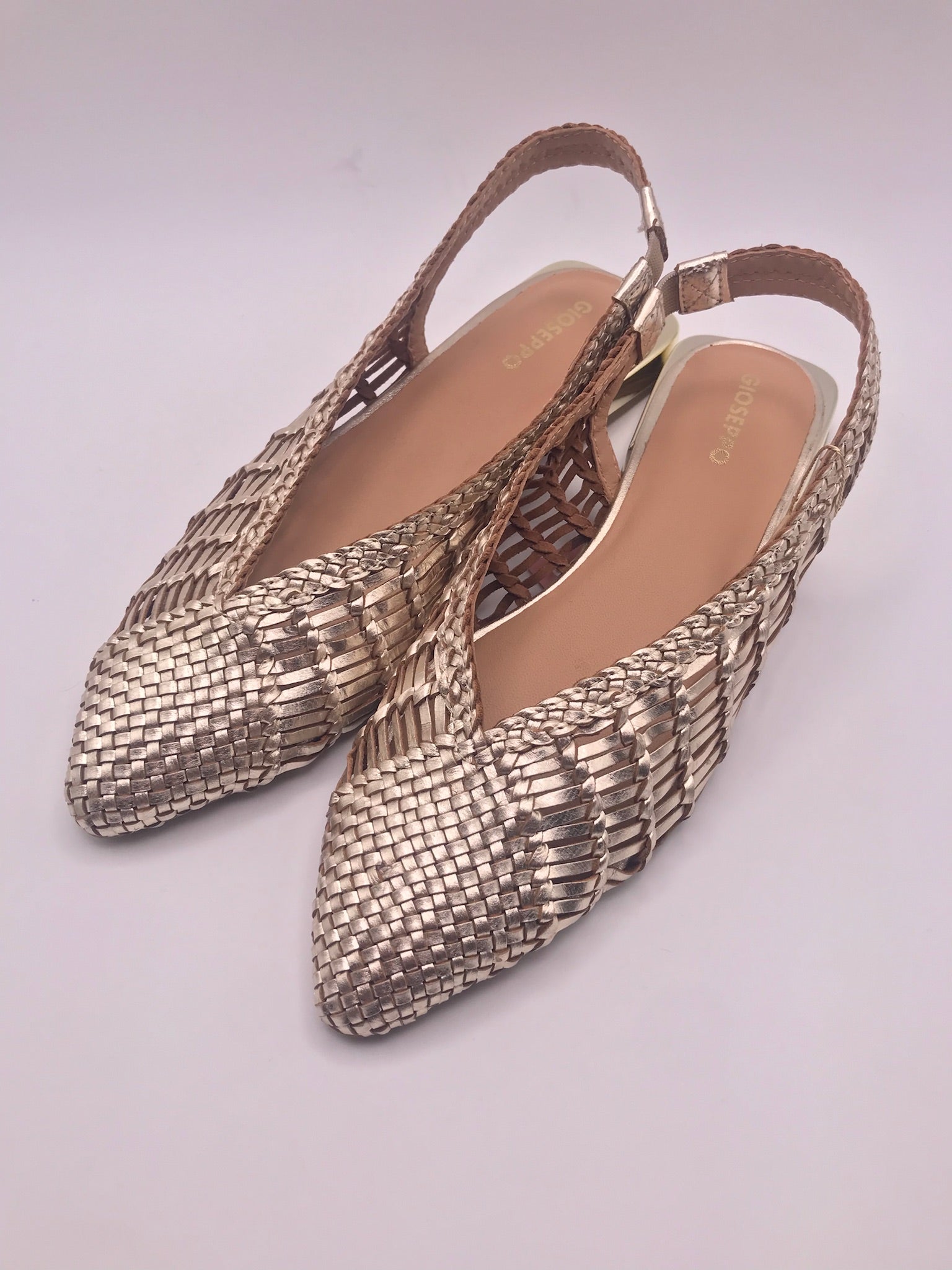 Sandálias rasas Gioseppo de senhora em pele entrançada dourada, sapatos slingback pontiagudos elegantes, sabrinas de verão confortáveis, moda festiva e casual.