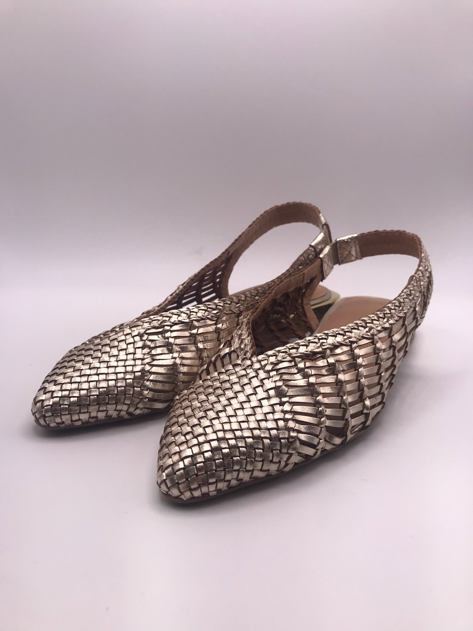Sandálias rasas Gioseppo de senhora em pele entrançada dourada, sapatos slingback pontiagudos elegantes, sabrinas de verão confortáveis, moda festiva e casual.