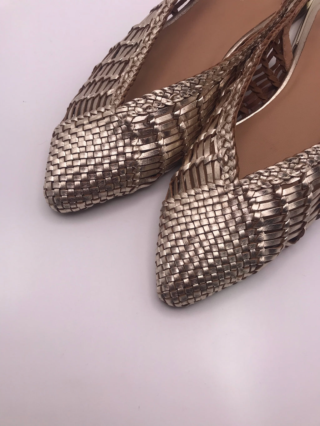 Sandálias rasas Gioseppo de senhora em pele entrançada dourada, sapatos slingback pontiagudos elegantes, sabrinas de verão confortáveis, moda festiva e casual.