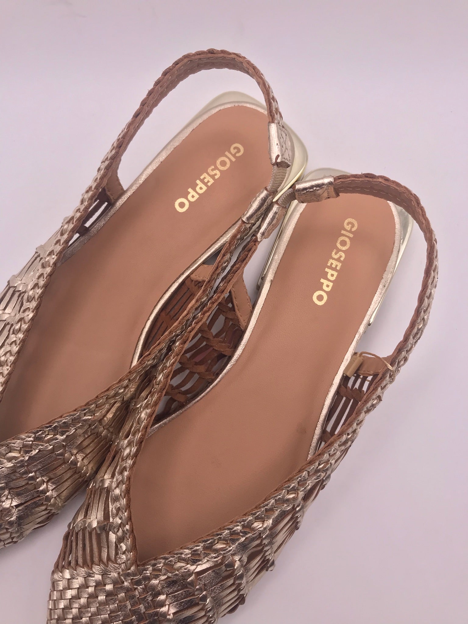 Sandálias rasas Gioseppo de senhora em pele entrançada dourada, sapatos slingback pontiagudos elegantes, sabrinas de verão confortáveis, moda festiva e casual.