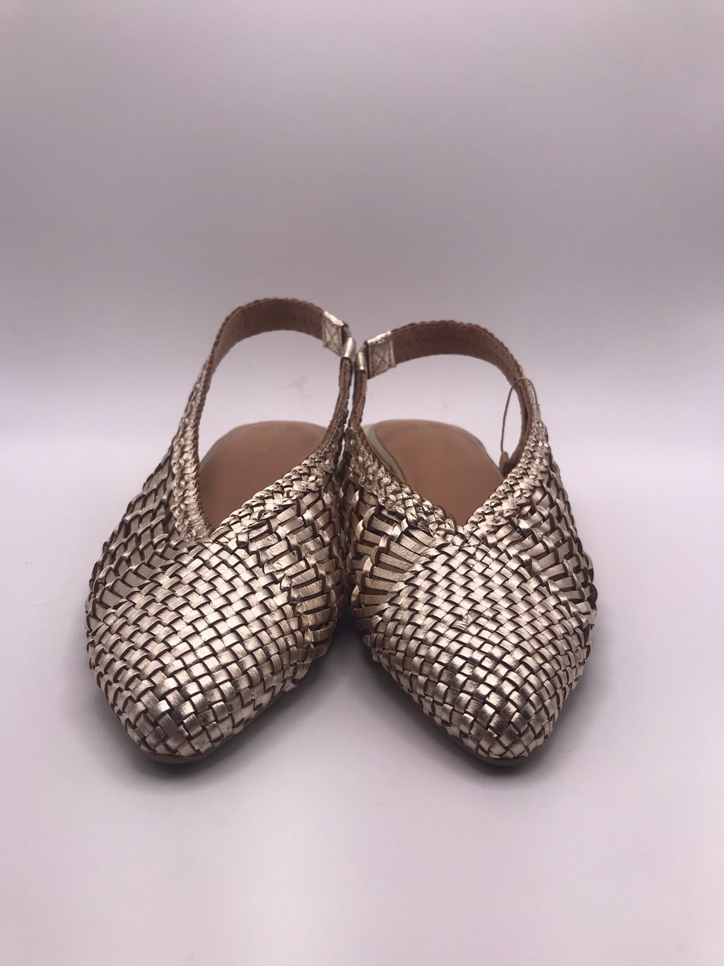 Sandálias rasas Gioseppo de senhora em pele entrançada dourada, sapatos slingback pontiagudos elegantes, sabrinas de verão confortáveis, moda festiva e casual.