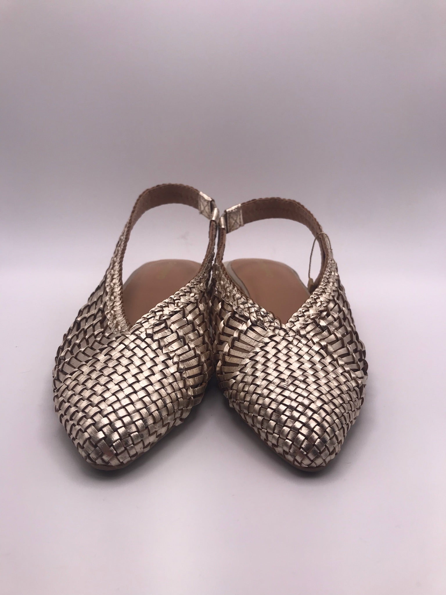 Sandálias rasas Gioseppo de senhora em pele entrançada dourada, sapatos slingback pontiagudos elegantes, sabrinas de verão confortáveis, moda festiva e casual.