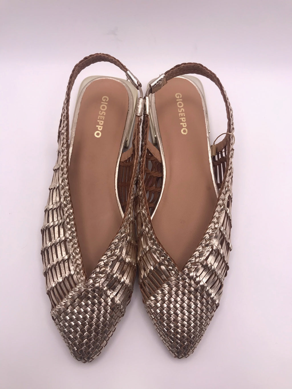 Sandálias rasas Gioseppo de senhora em pele entrançada dourada, sapatos slingback pontiagudos elegantes, sabrinas de verão confortáveis, moda festiva e casual.