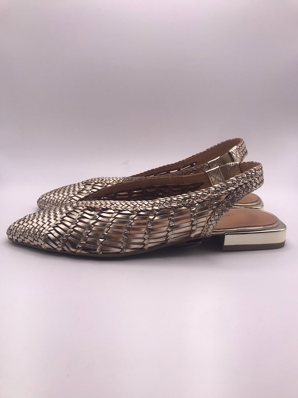 Sandálias rasas Gioseppo de senhora em pele entrançada dourada, sapatos slingback pontiagudos elegantes, sabrinas de verão confortáveis, moda festiva e casual.