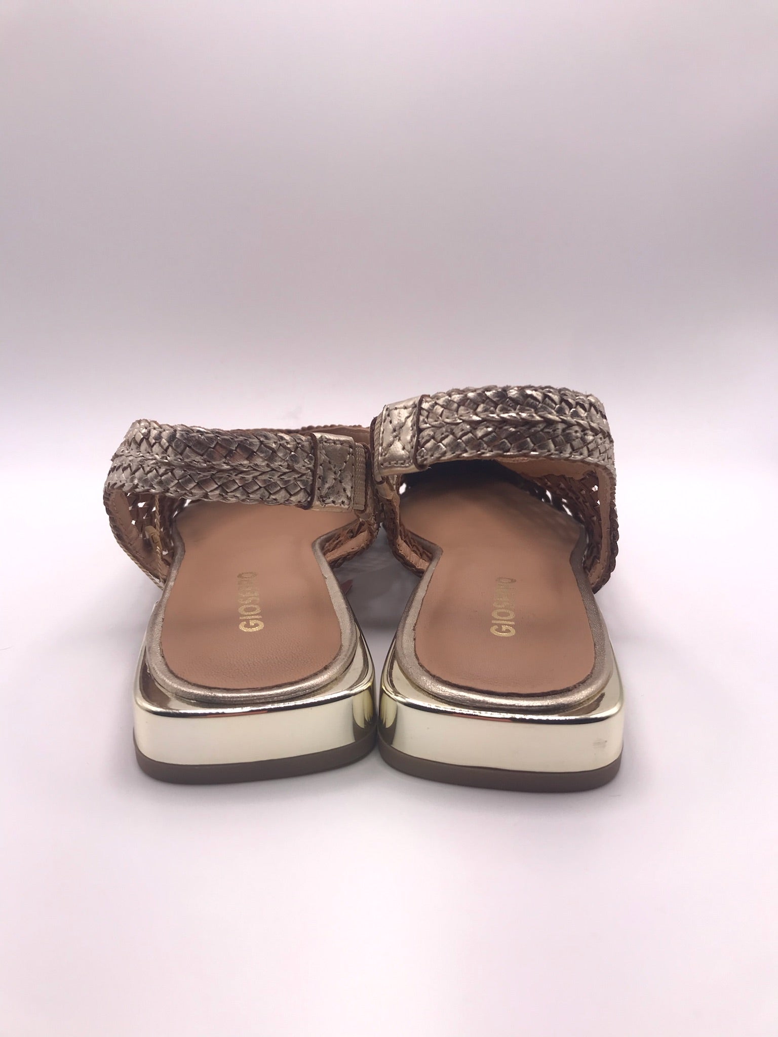 Sandálias rasas Gioseppo de senhora em pele entrançada dourada, sapatos slingback pontiagudos elegantes, sabrinas de verão confortáveis, moda festiva e casual.