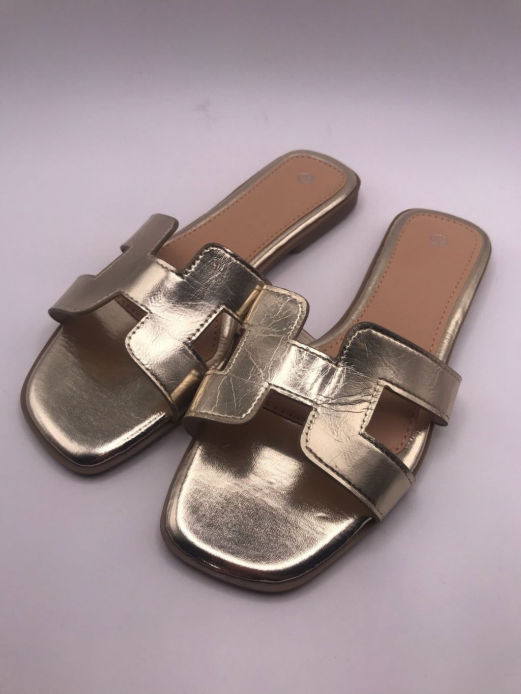 Sandálias Rasas Femininas Douradas com Tira Macadi; Chinelo de Verão Elegante e Versátil; Calçado Social Confortável Moderno