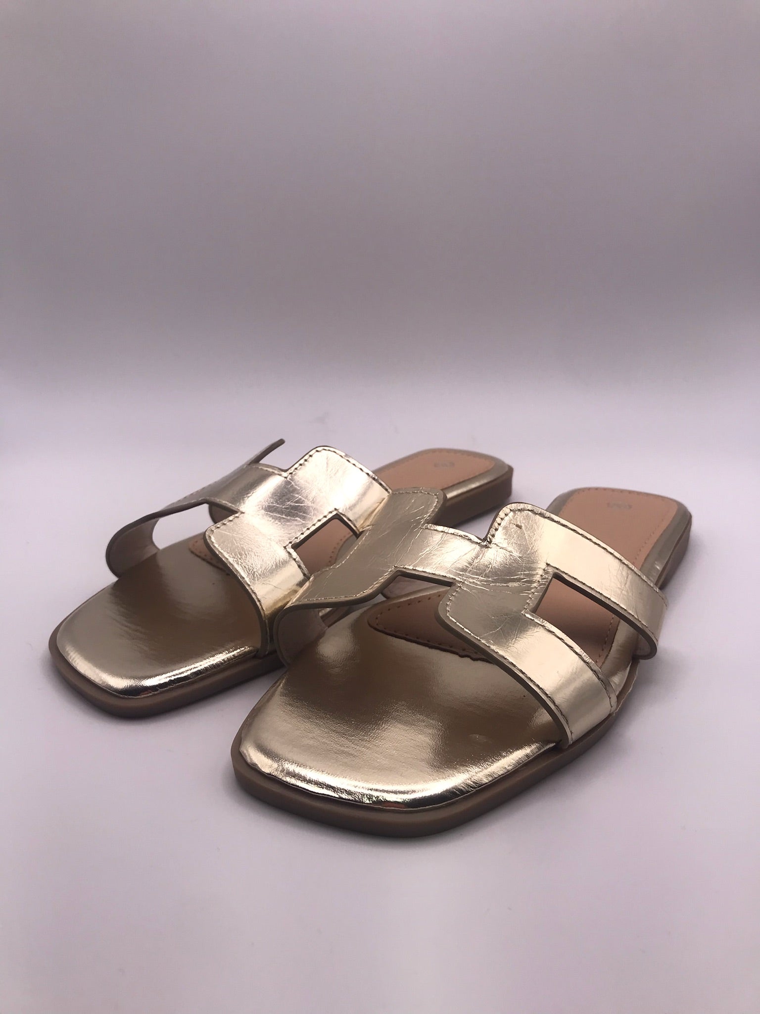 Sandálias Rasas Femininas Douradas com Tira Macadi; Chinelo de Verão Elegante e Versátil; Calçado Social Confortável Moderno