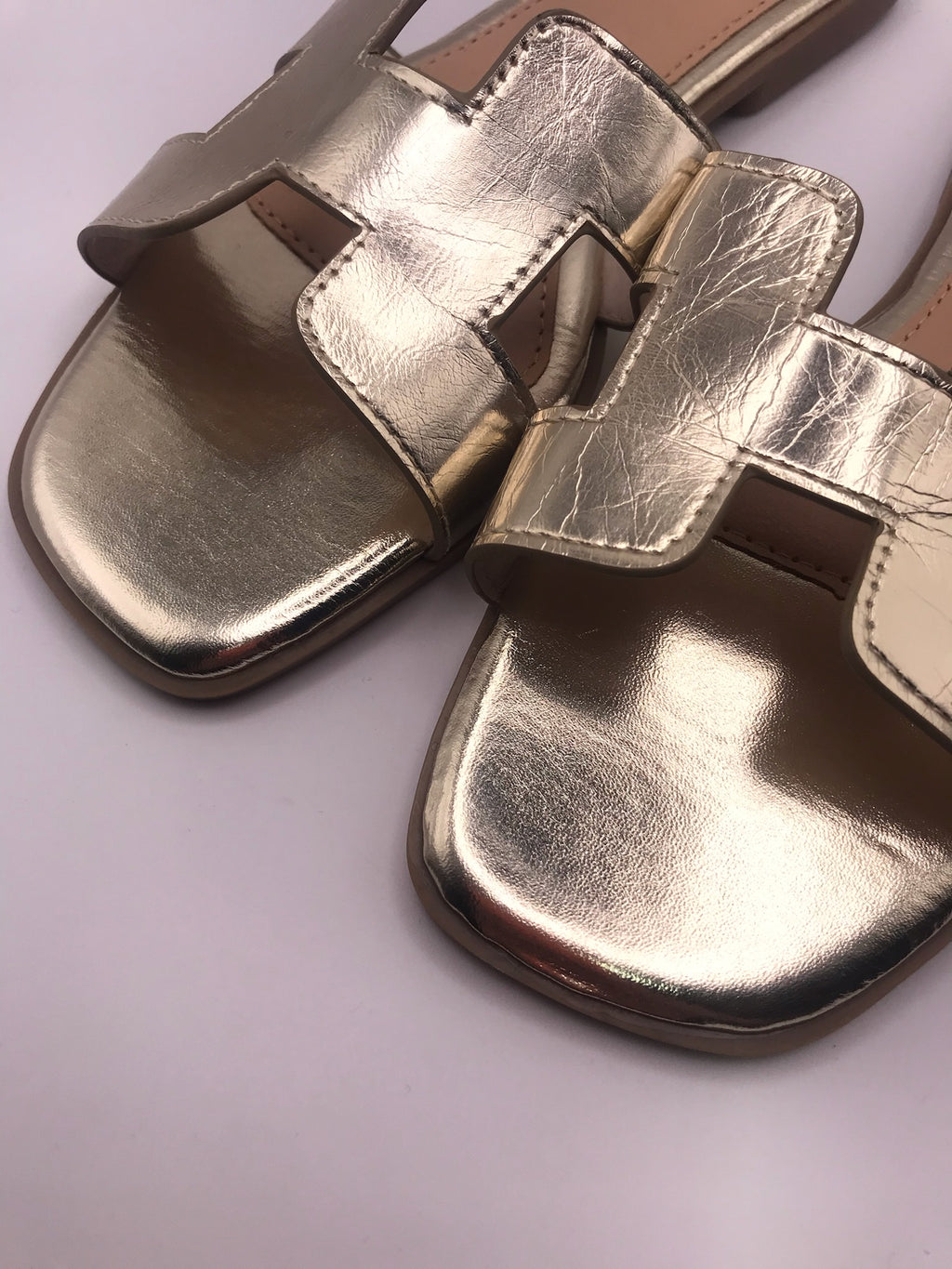 Sandálias Rasas Femininas Douradas com Tira Macadi; Chinelo de Verão Elegante e Versátil; Calçado Social Confortável Moderno