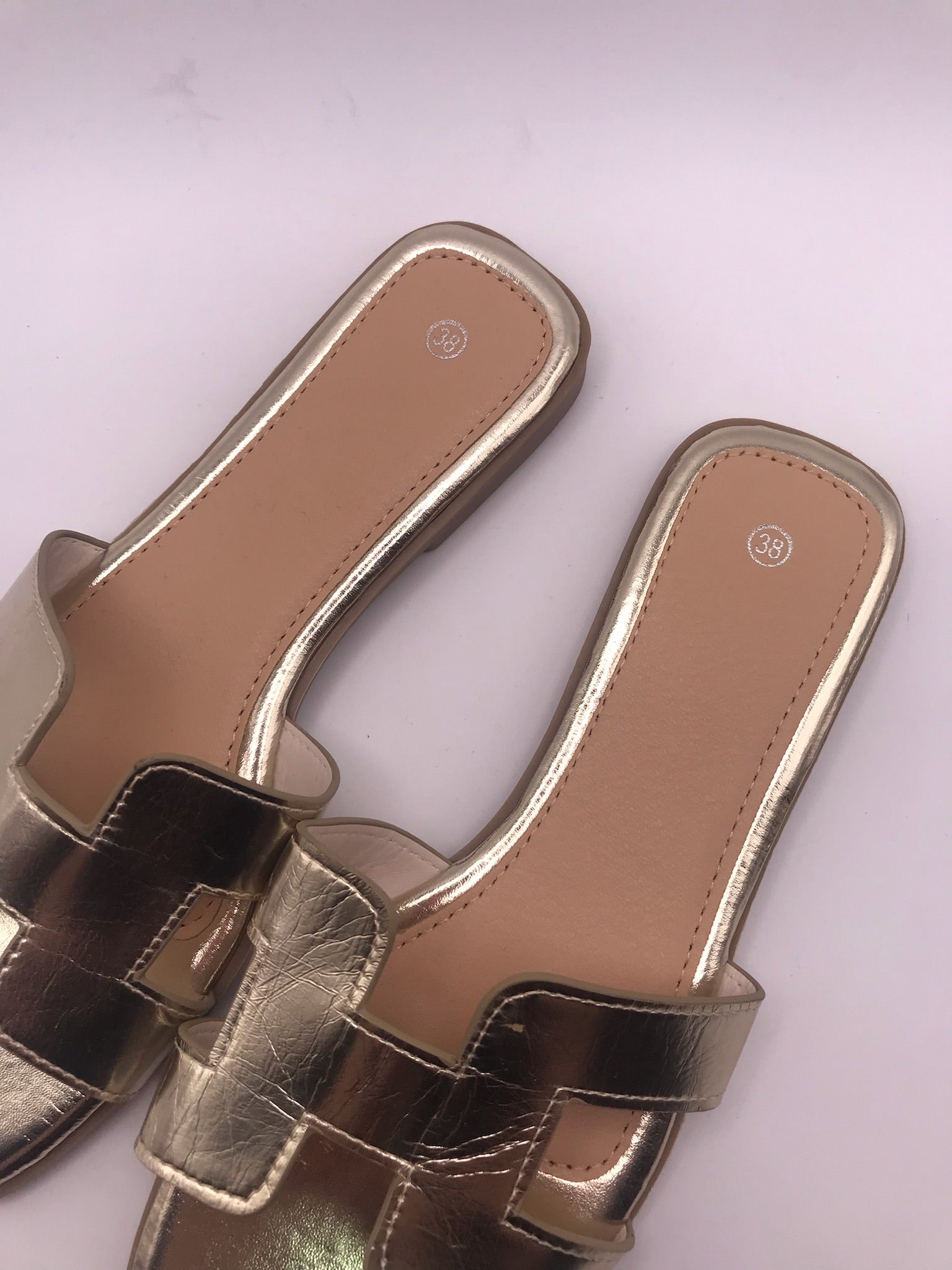 Sandálias Rasas Femininas Douradas com Tira Macadi; Chinelo de Verão Elegante e Versátil; Calçado Social Confortável Moderno