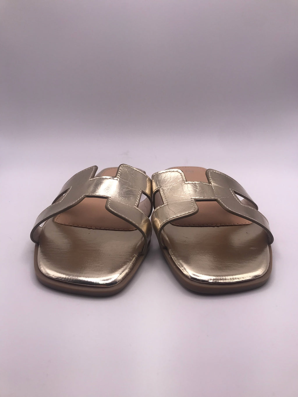 Sandálias Rasas Femininas Douradas com Tira Macadi; Chinelo de Verão Elegante e Versátil; Calçado Social Confortável Moderno