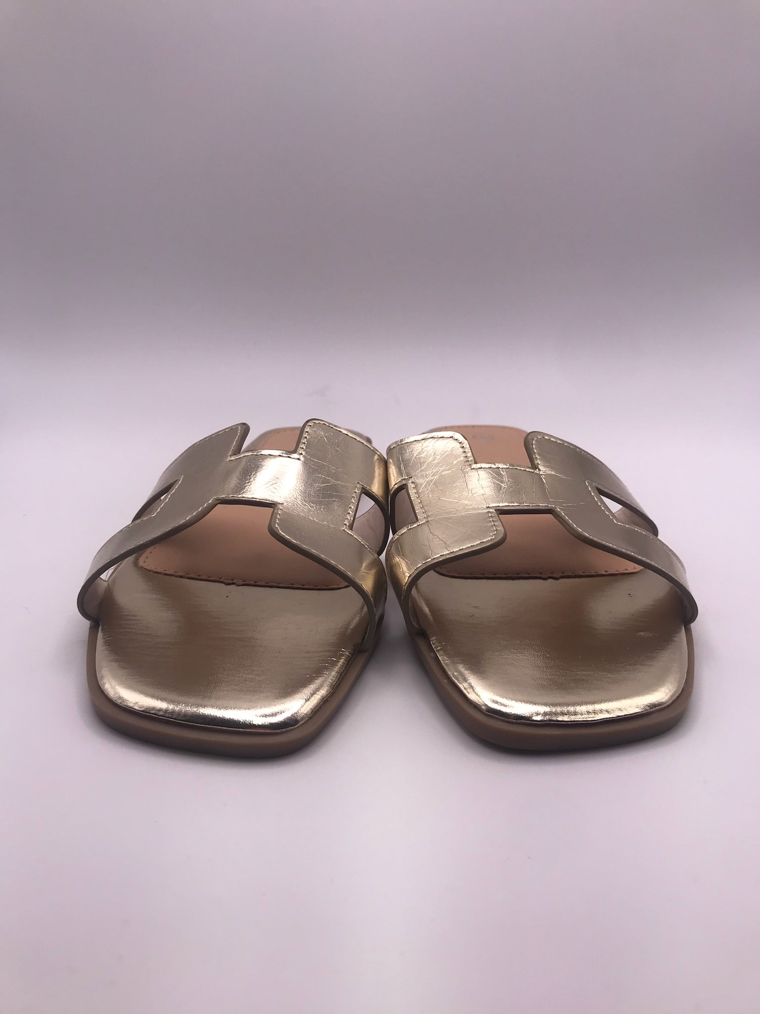 Sandálias Rasas Femininas Douradas com Tira Macadi; Chinelo de Verão Elegante e Versátil; Calçado Social Confortável Moderno