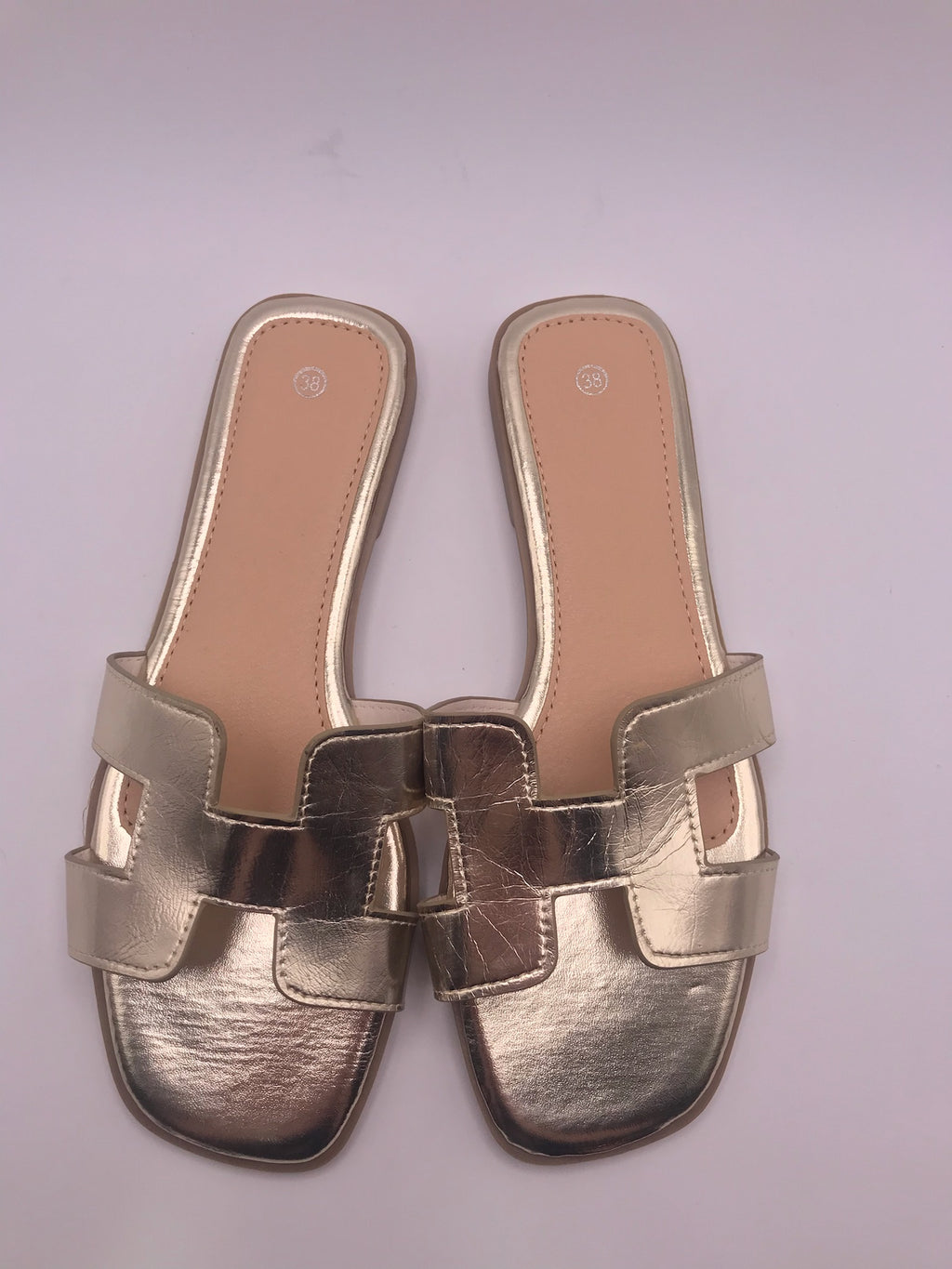 Sandálias Rasas Femininas Douradas com Tira Macadi; Chinelo de Verão Elegante e Versátil; Calçado Social Confortável Moderno