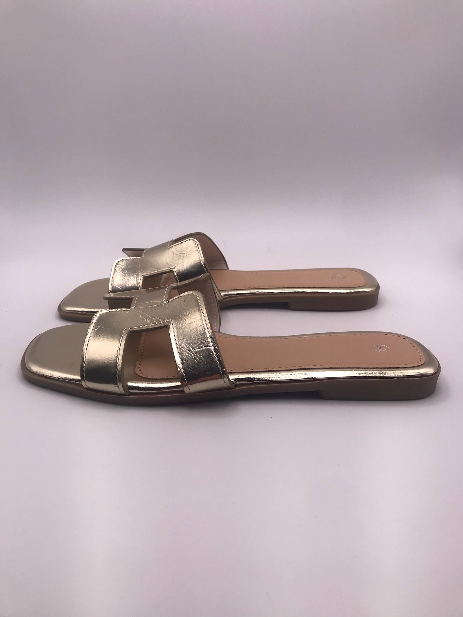 Sandálias Rasas Femininas Douradas com Tira Macadi; Chinelo de Verão Elegante e Versátil; Calçado Social Confortável Moderno