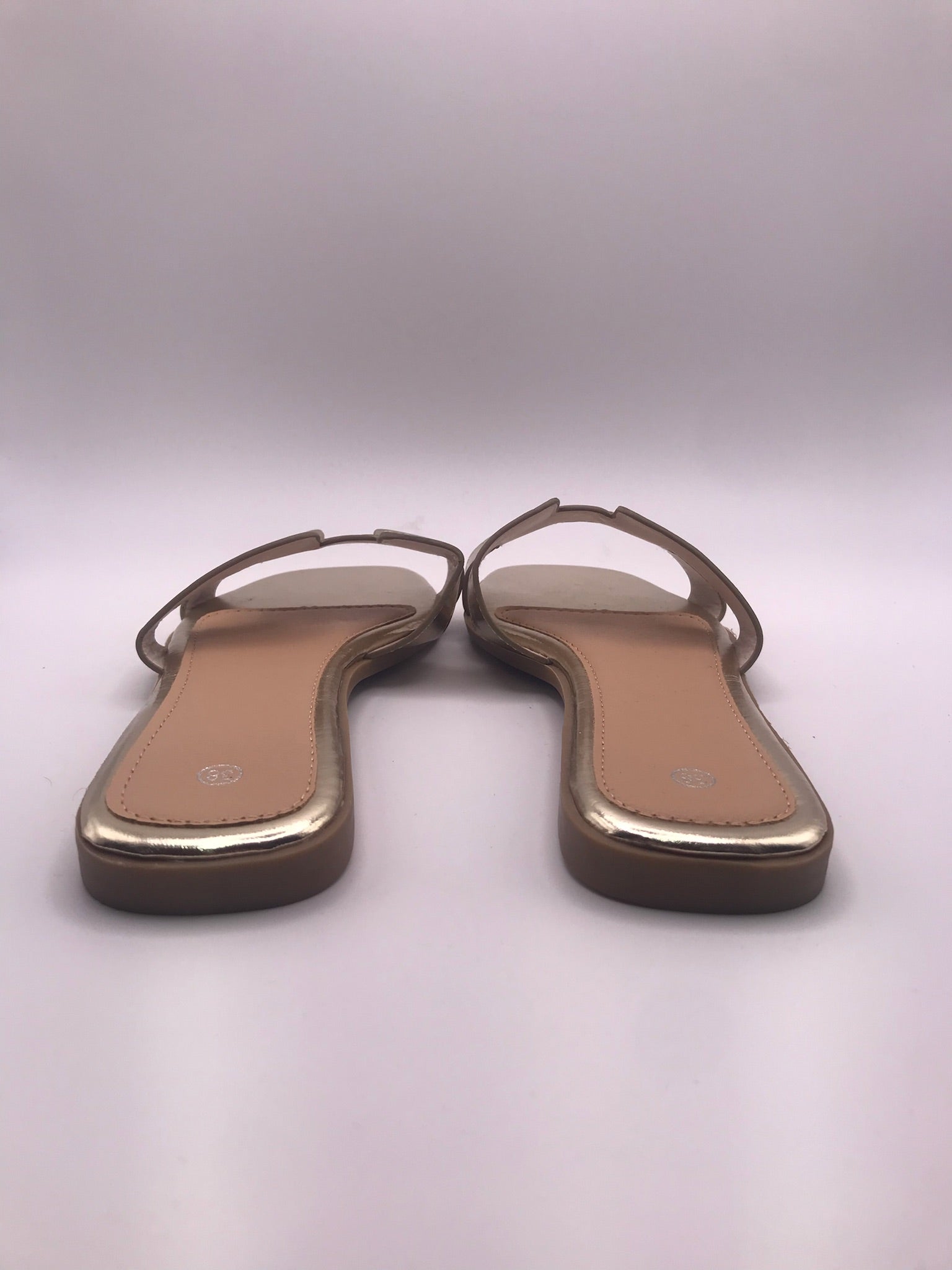 Sandálias Rasas Femininas Douradas com Tira Macadi; Chinelo de Verão Elegante e Versátil; Calçado Social Confortável Moderno