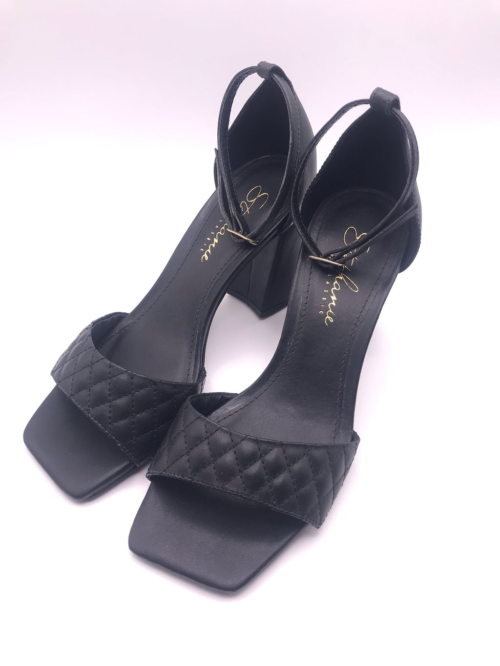 Sandálias Stephanie Classic Salto Bloco Alto Preto Couro Matelassê; Sapato Feminino Festa Elegante Bico Quadrado; Sandália de Salto Grosso Confortável